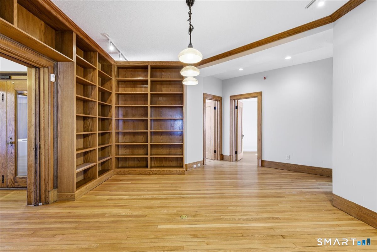 2750 Whitney Avenue Property Photo 12