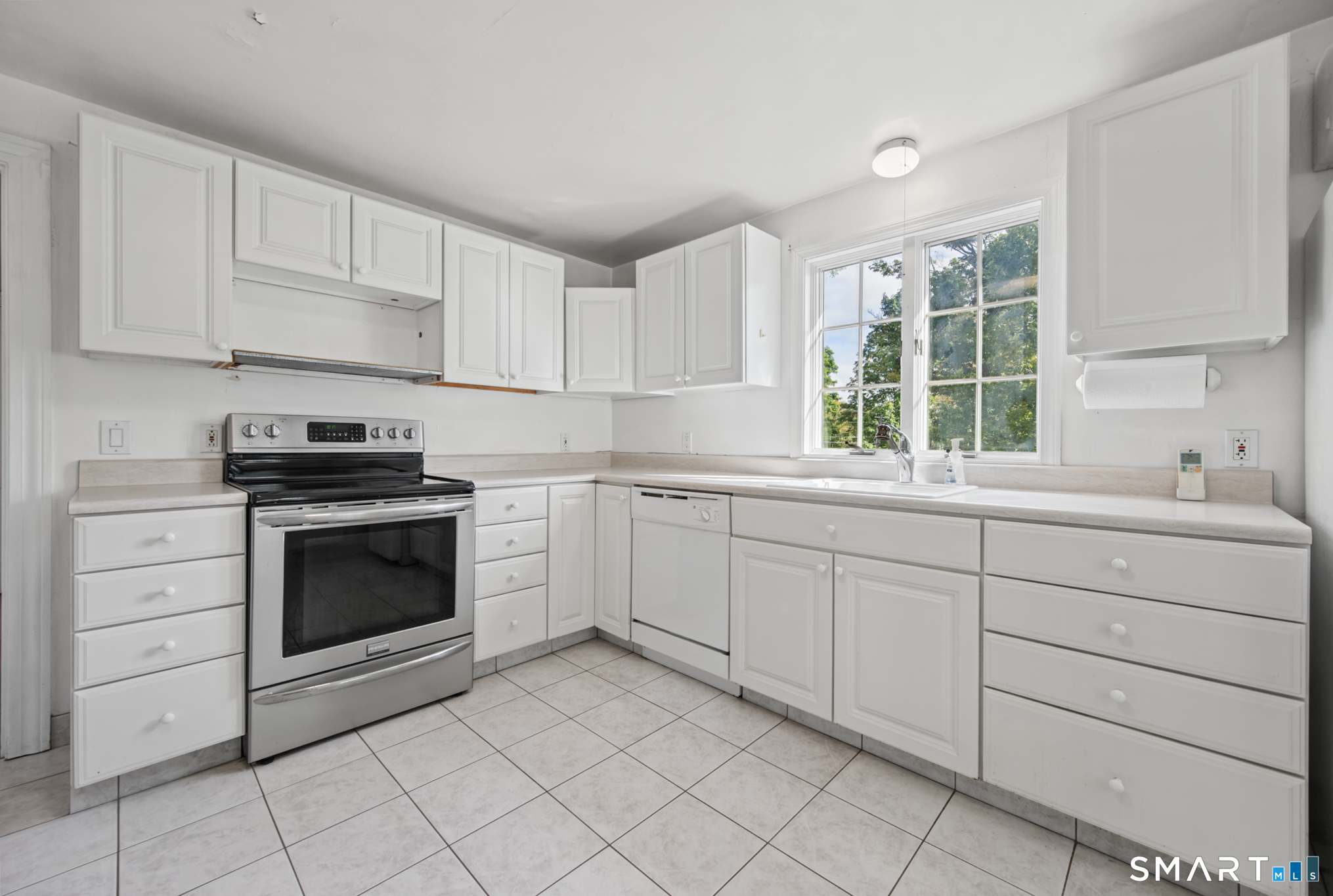 104 Tolland Green Property Photo 4