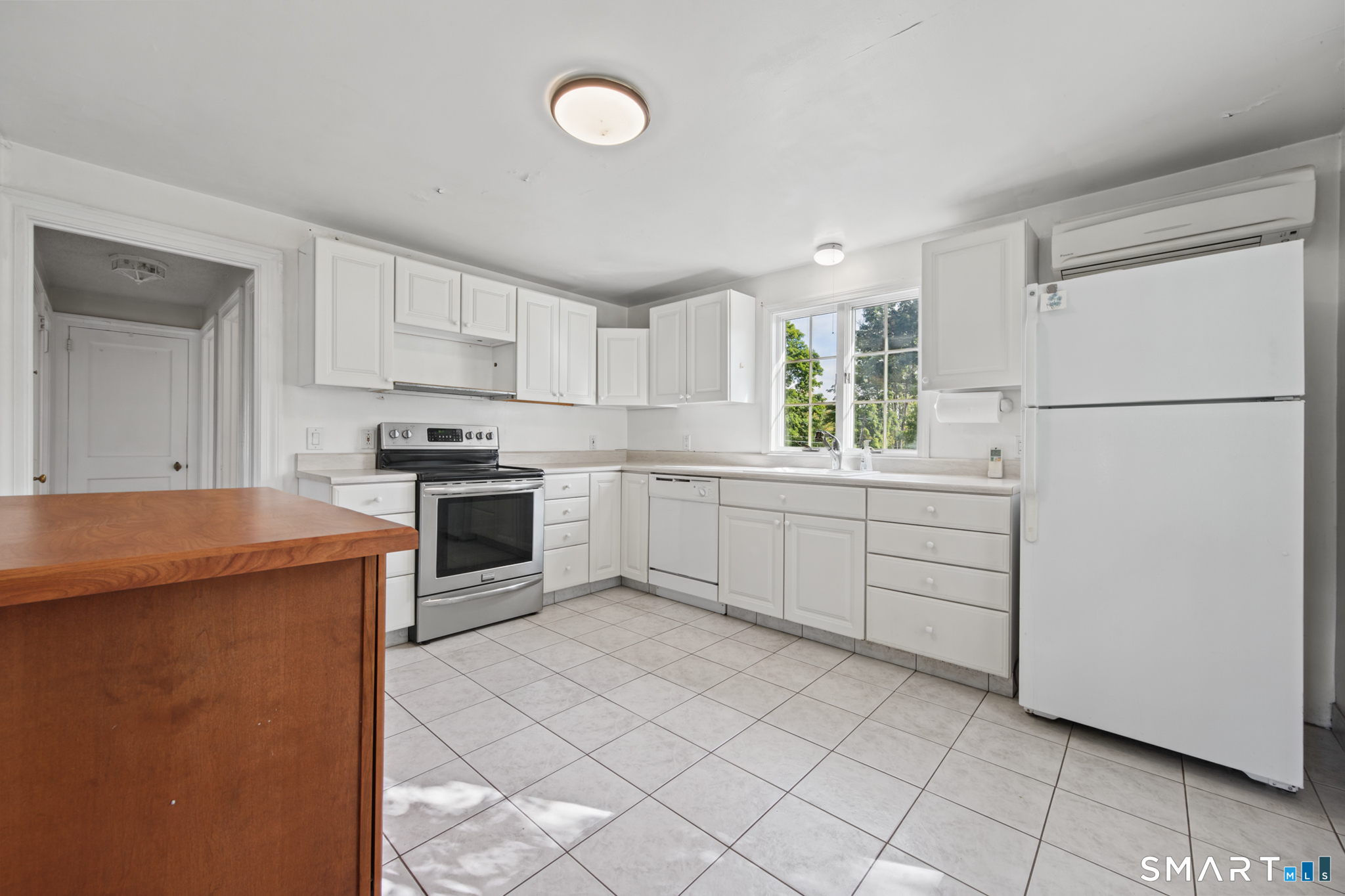 104 Tolland Green Property Photo 5