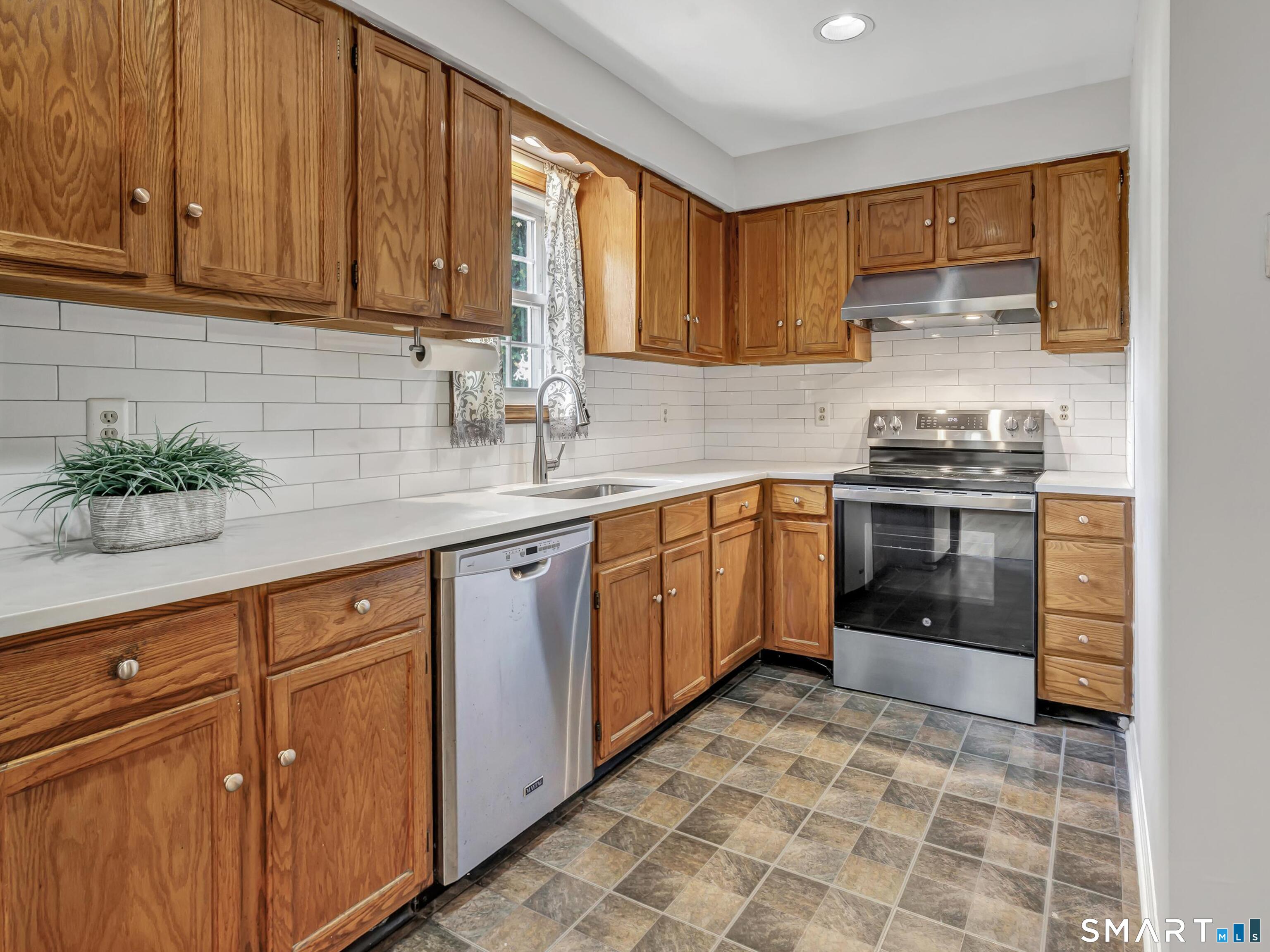 667 Melville Avenue Property Photo 14