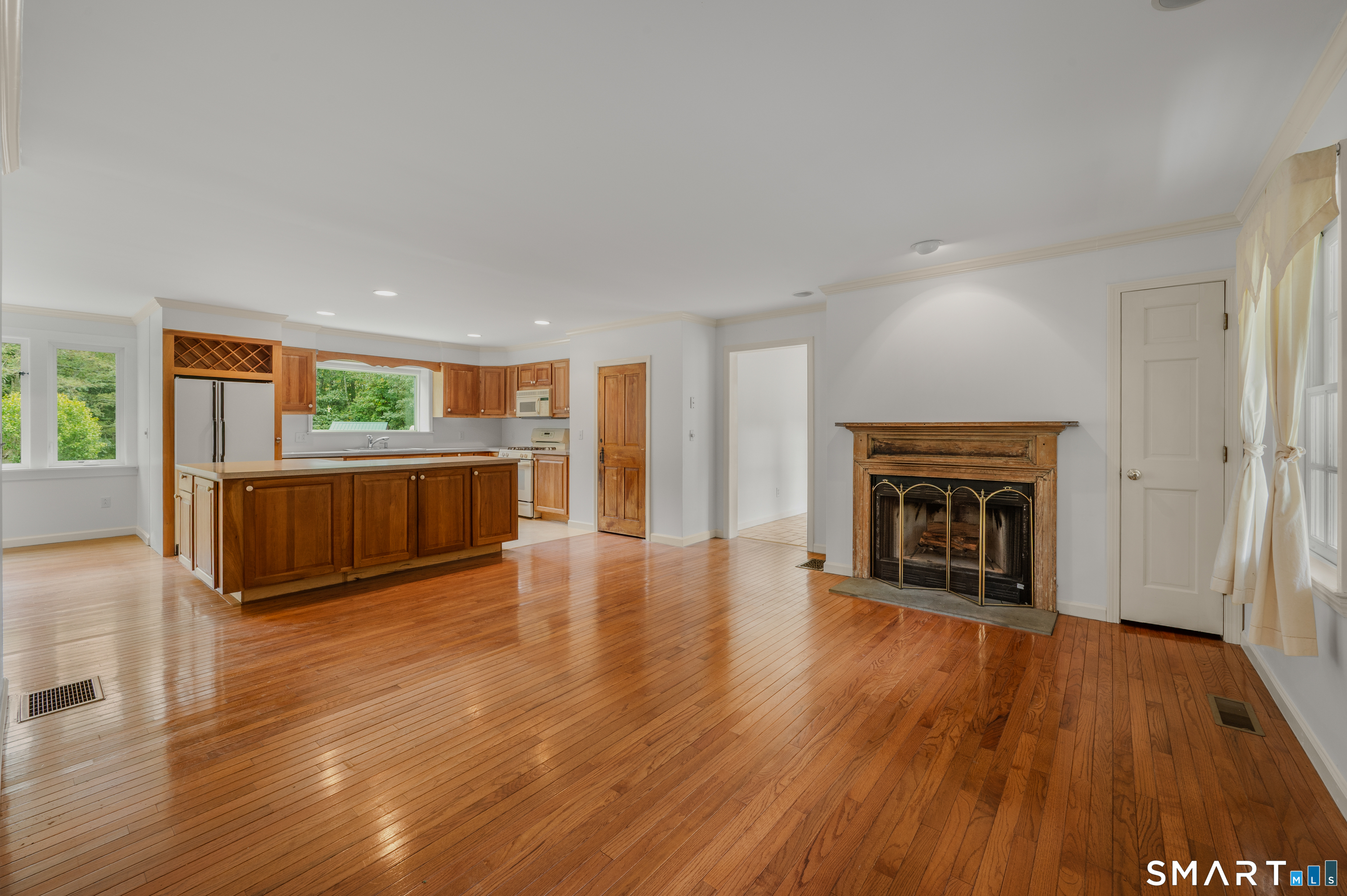 440 West Road Property Photo 4