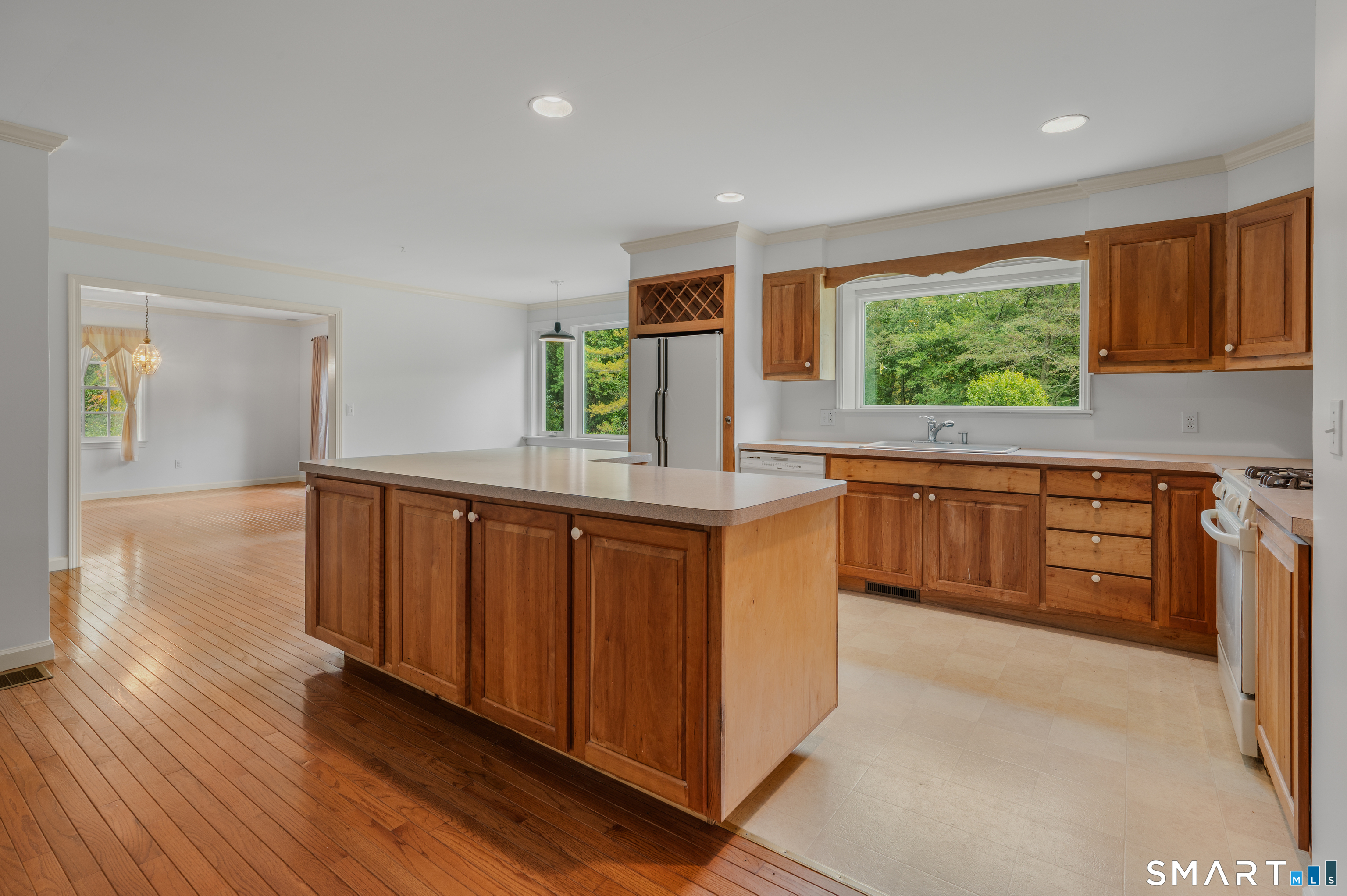 440 West Road Property Photo 8