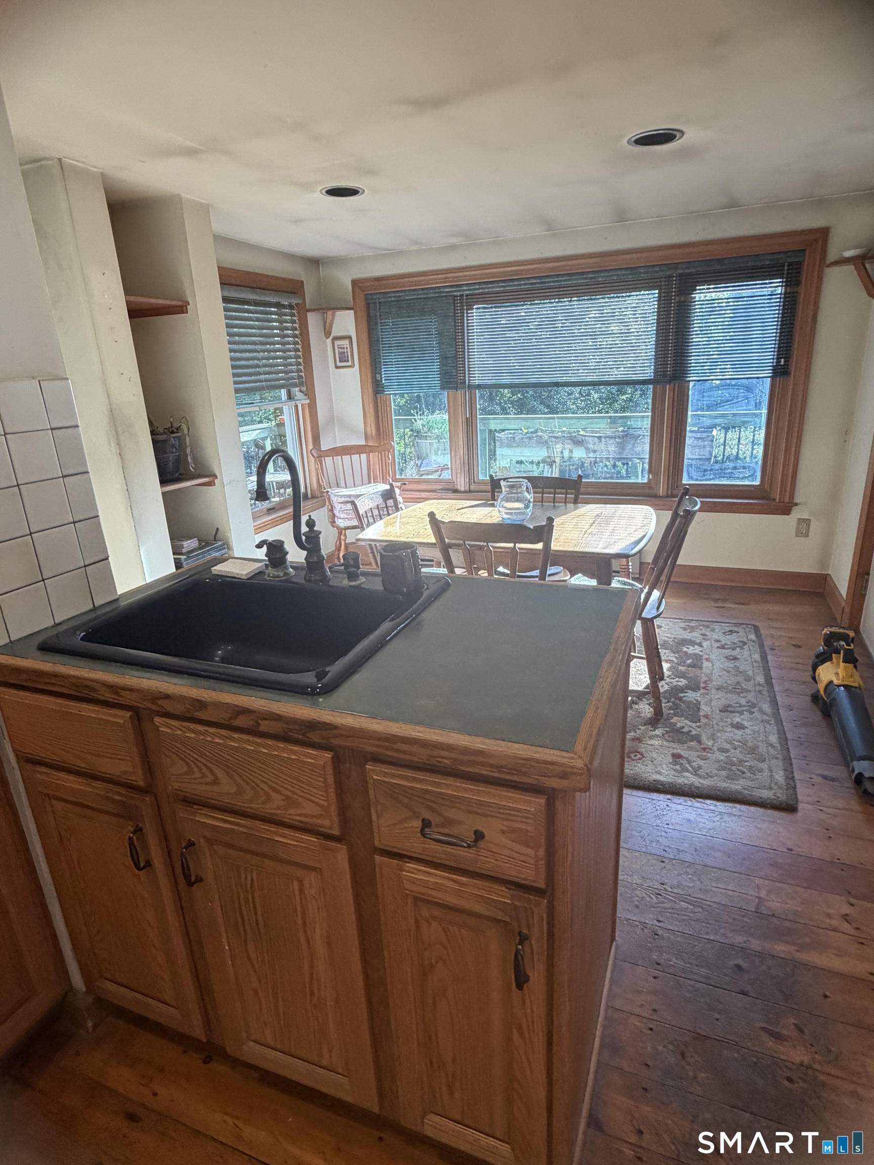 1527 Farmington Avenue Property Photo 4