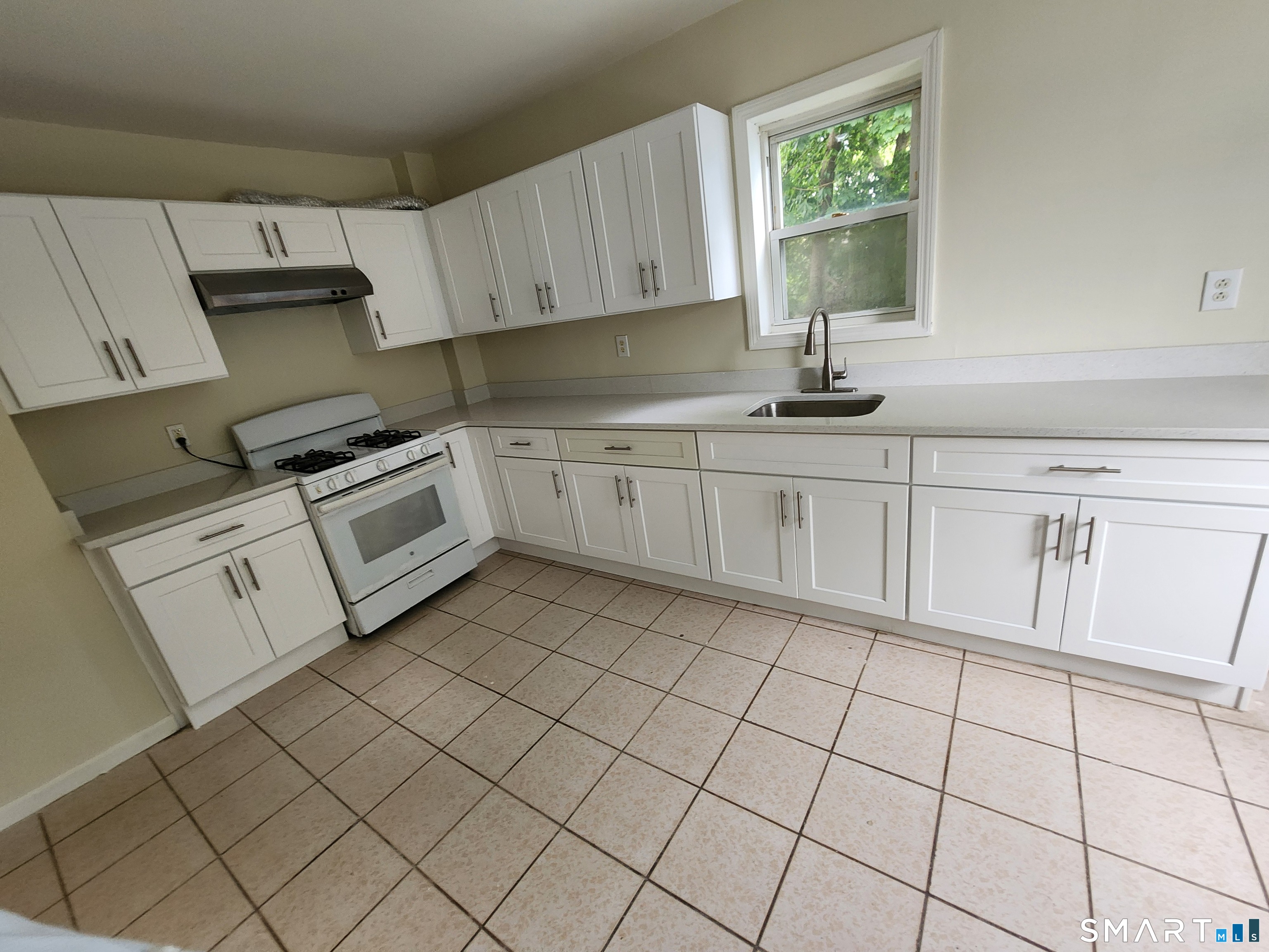 40 Adams 2nd Fl Avenue Property Photo 5