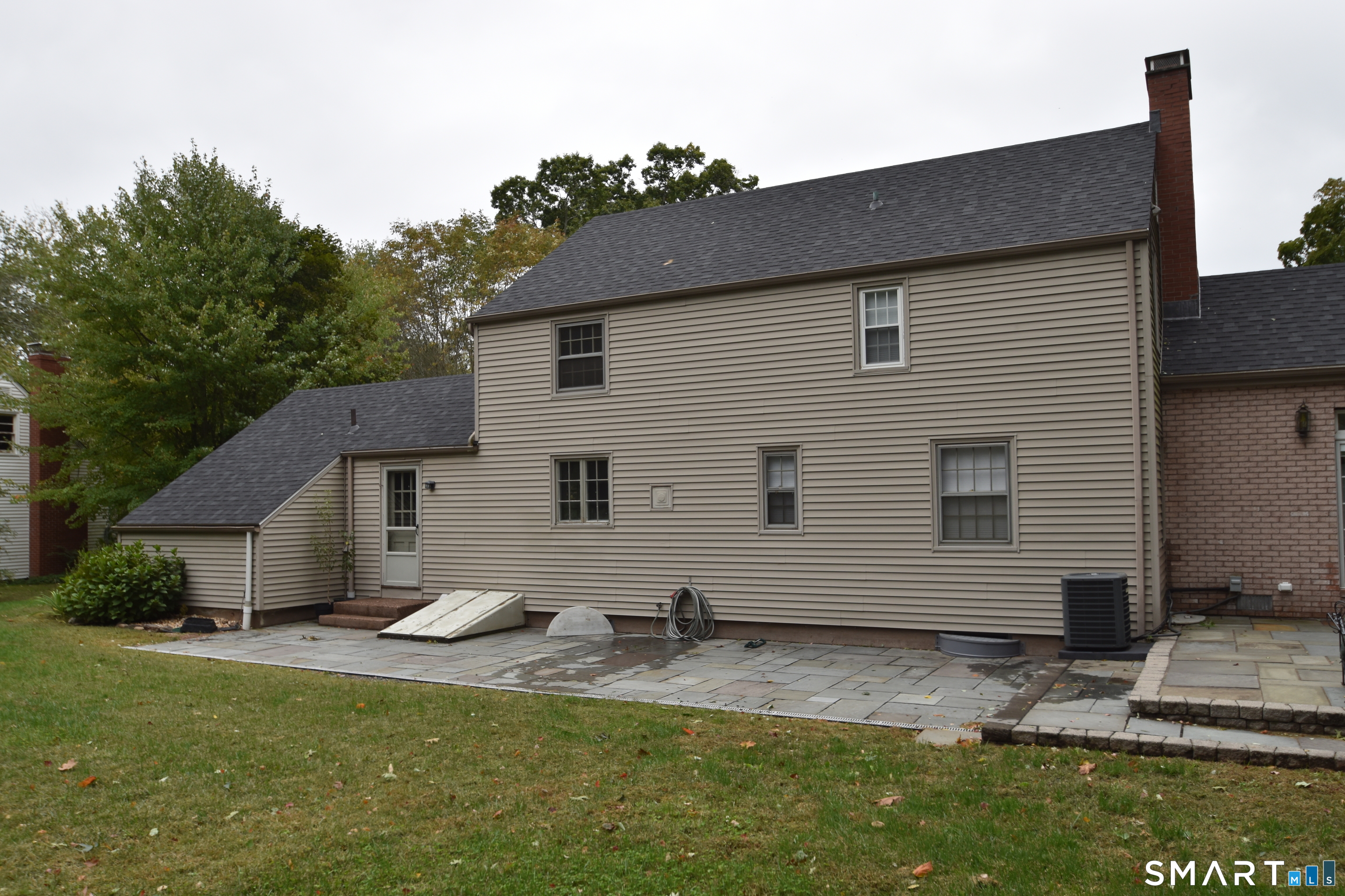 62 Buttonball Lane Property Photo 6