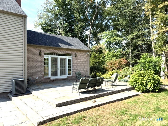 62 Buttonball Lane Property Photo 8