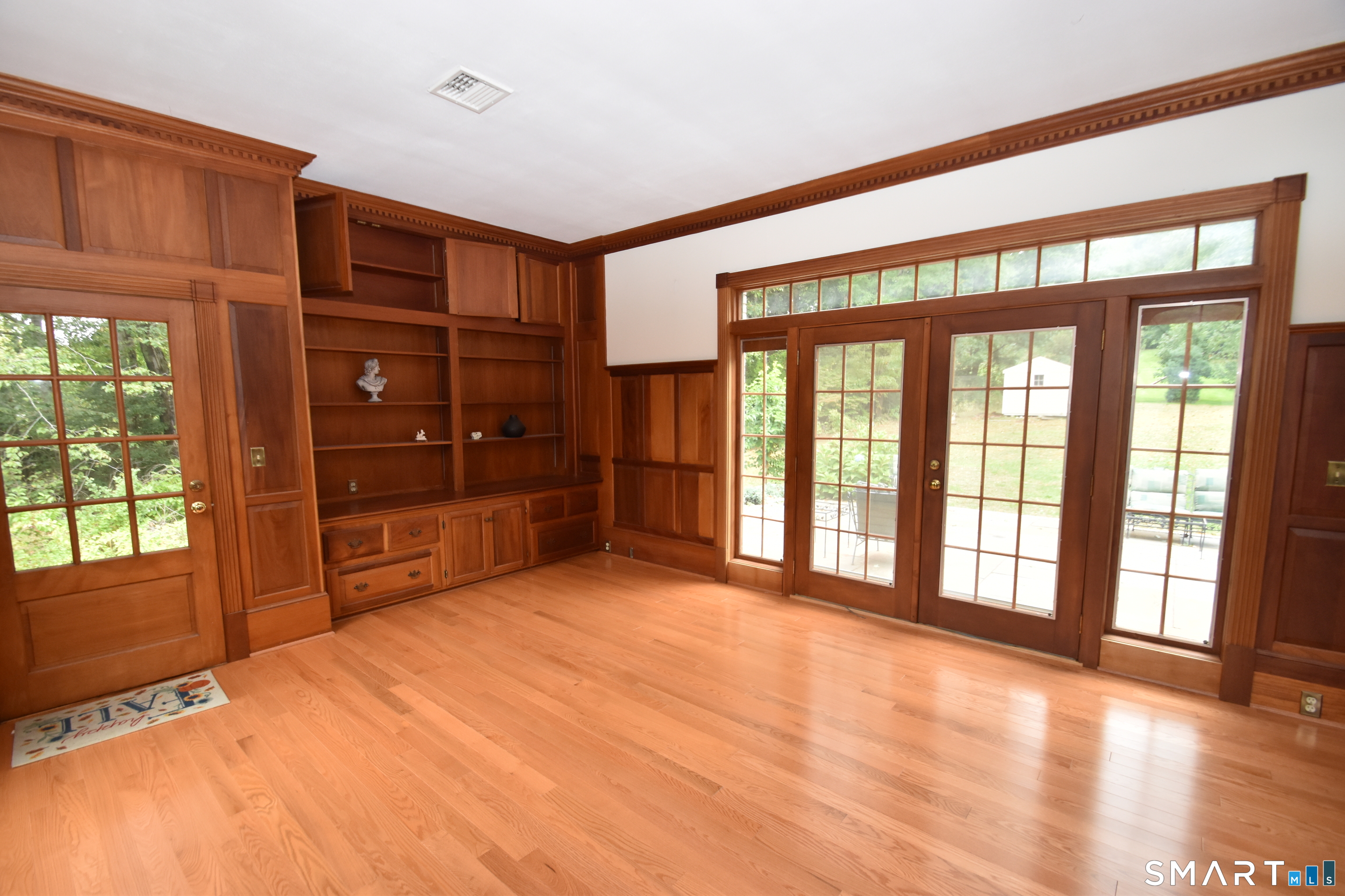 62 Buttonball Lane Property Photo 18