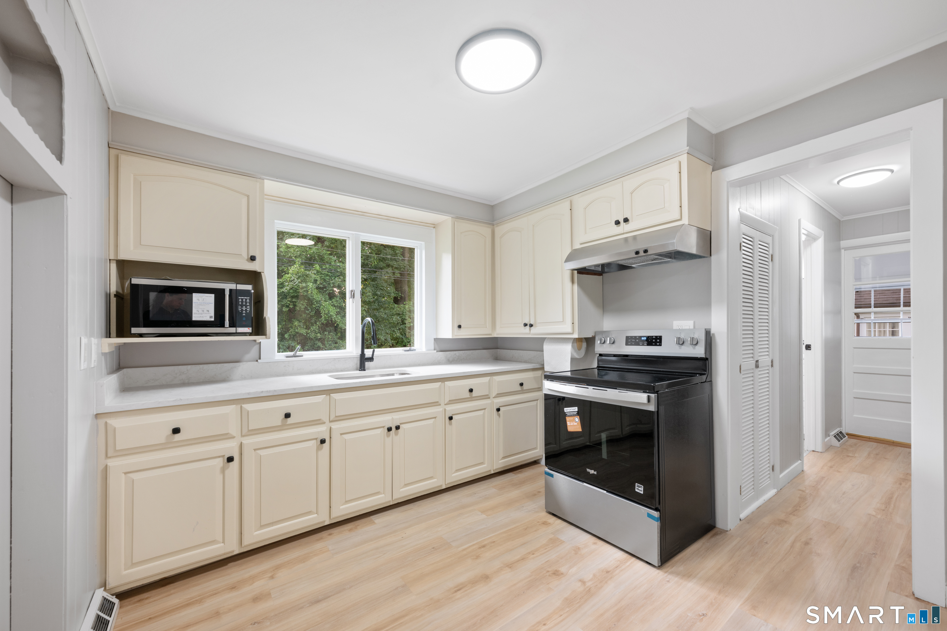 8 Hillside Road Property Photo 5