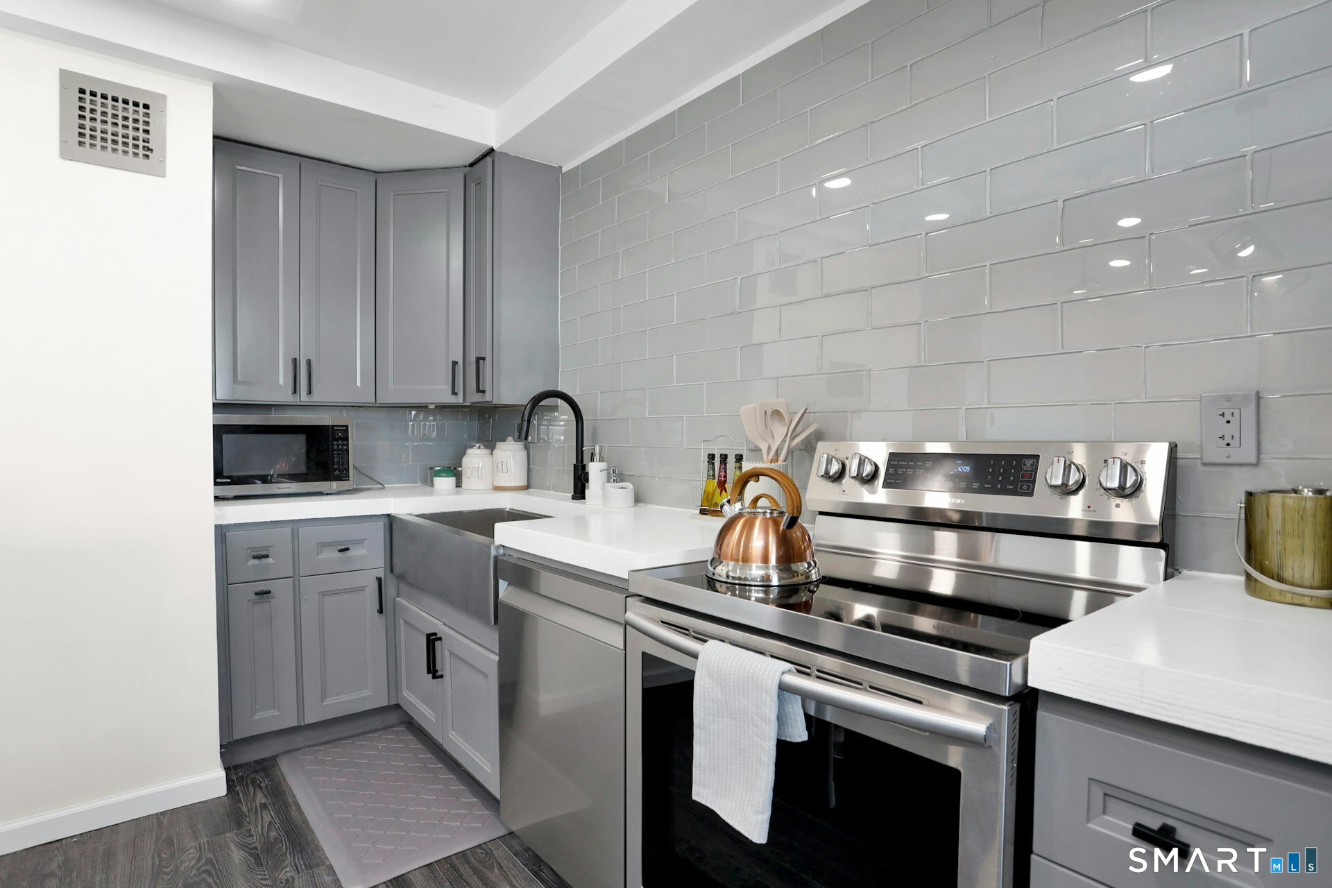 44 Strawberry Hill 11l Avenue Property Photo 4