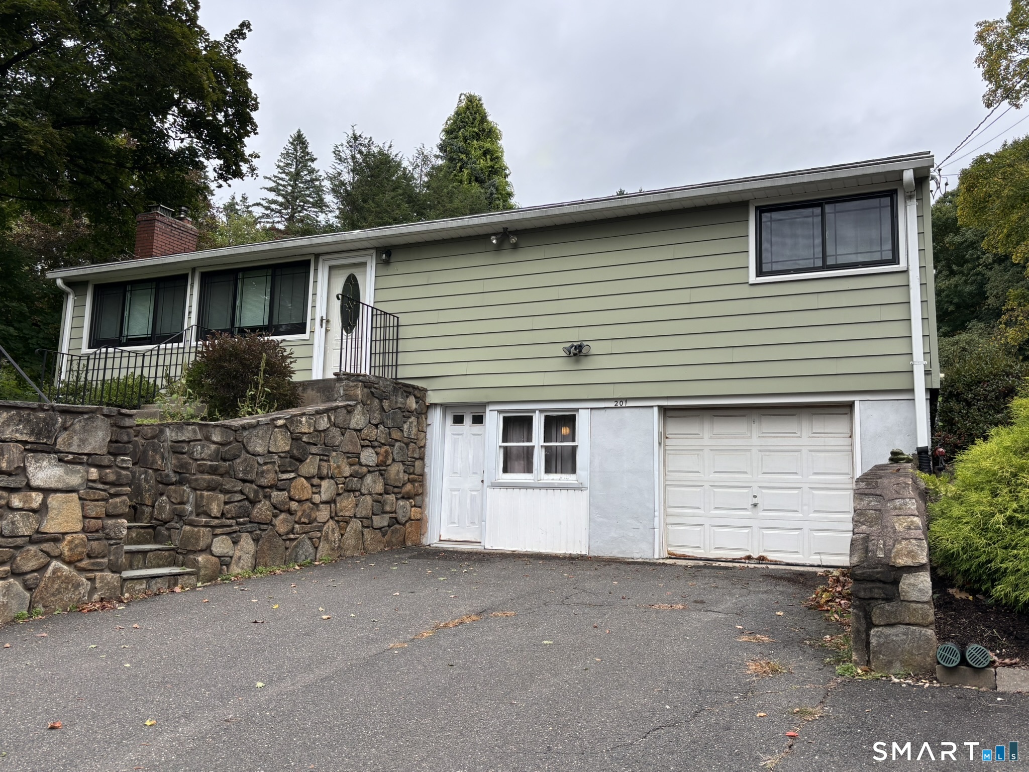 201 West Road Property Photo 2