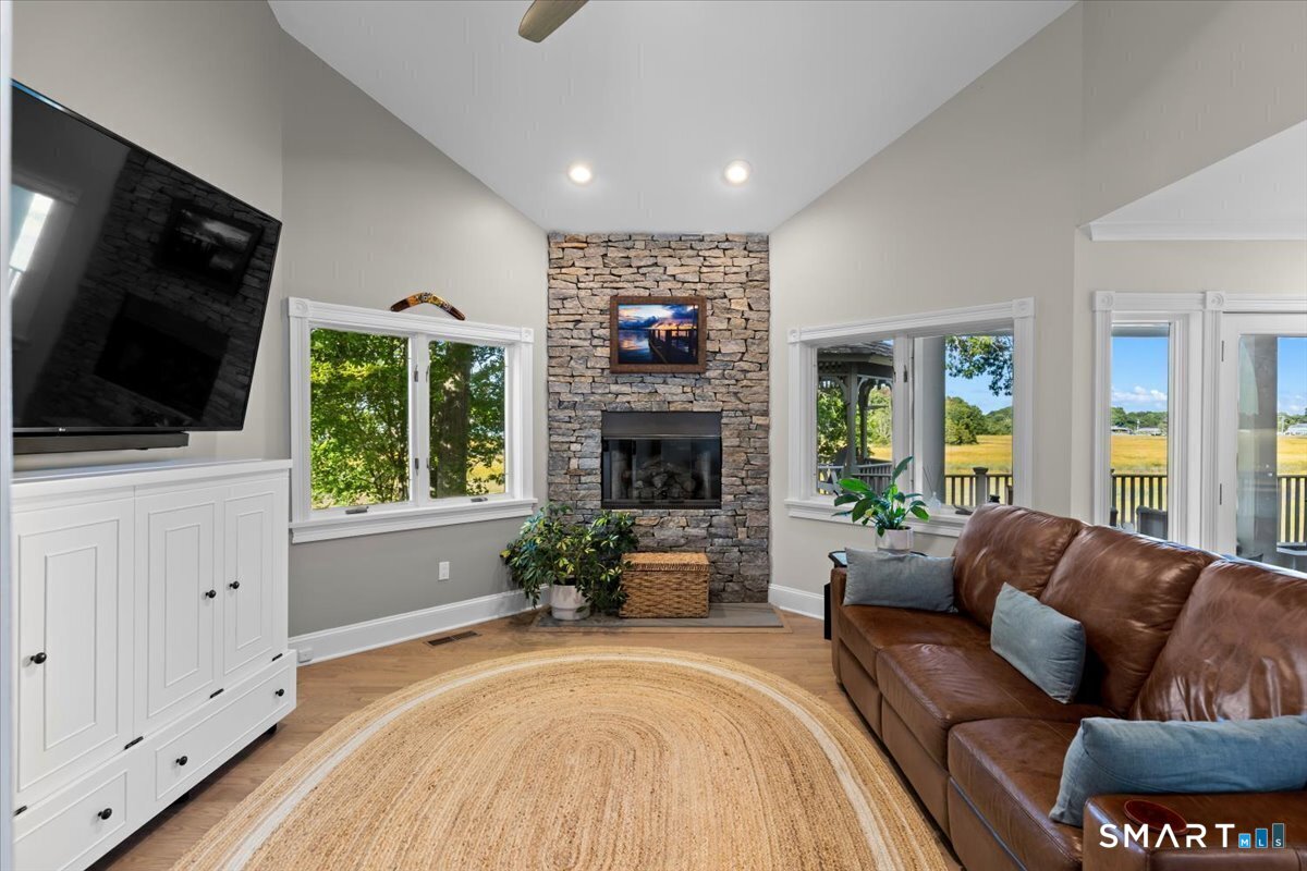 13 Linden 13 Shores Property Photo 12