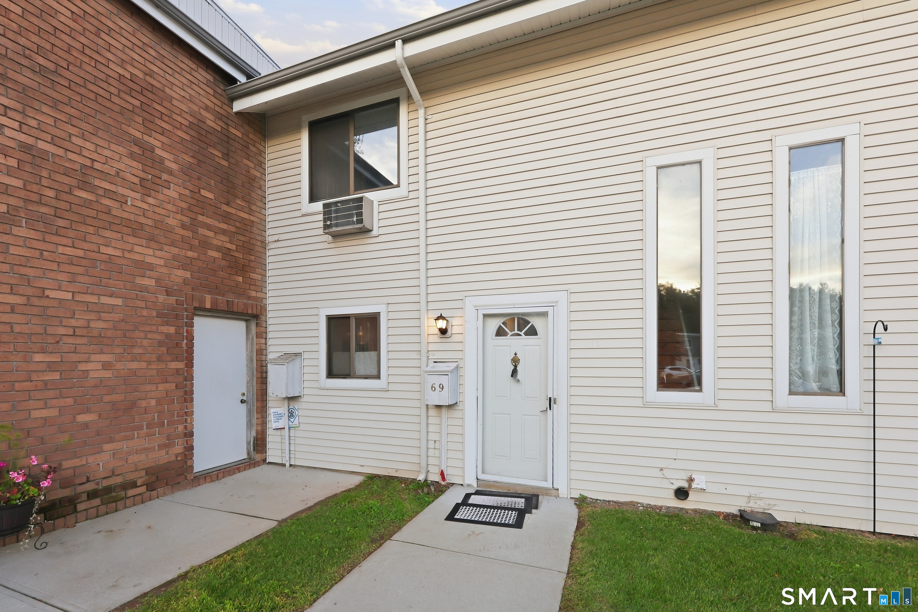 69 Sutton 69 Place Property Photo 1