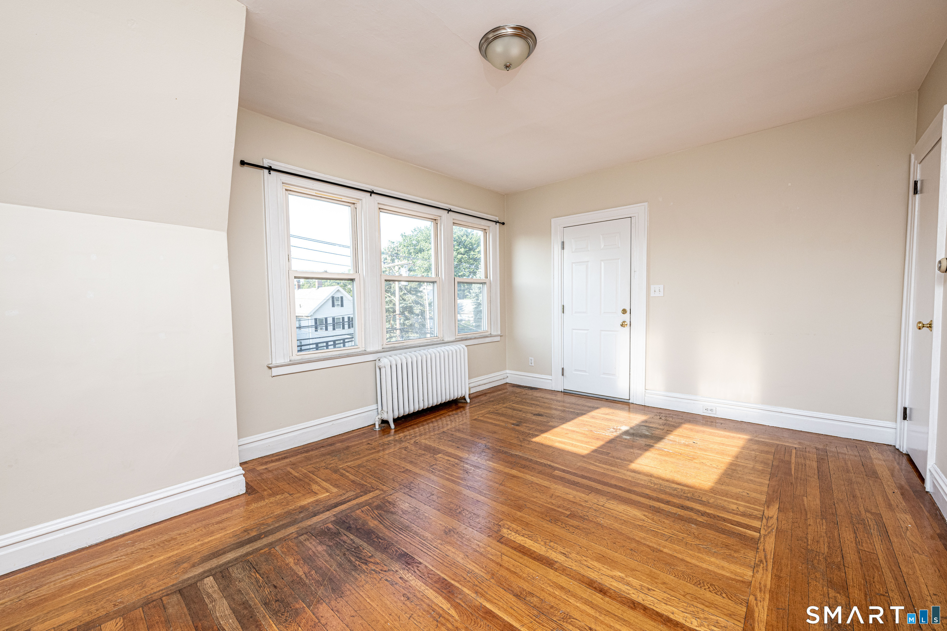 1003 Whalley 3 Avenue Property Photo 4