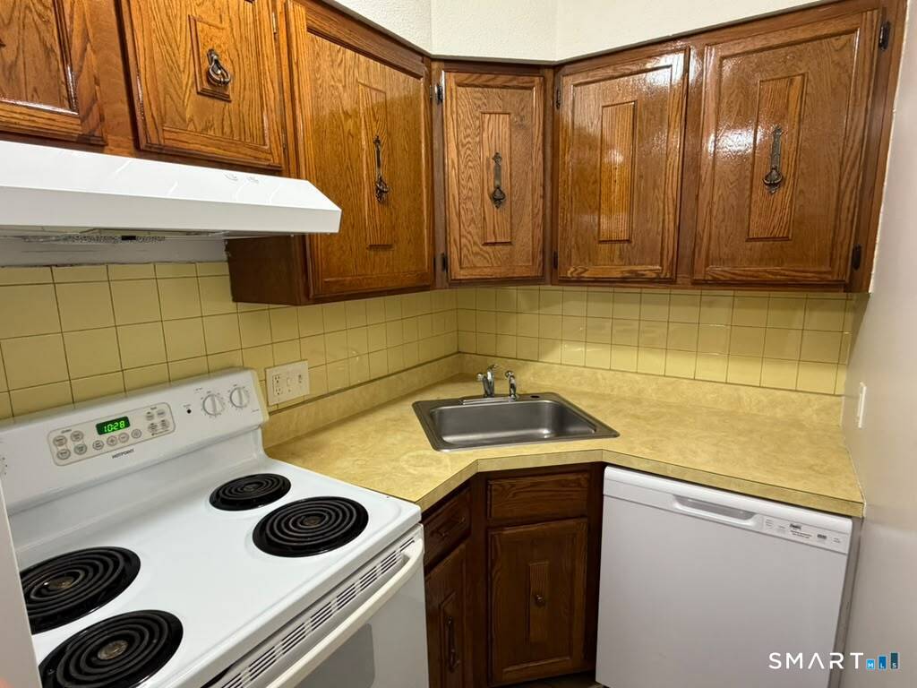 201 Bretton C1 Street Property Photo 7