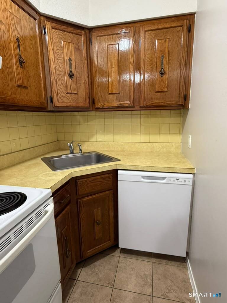 201 Bretton C1 Street Property Photo 8