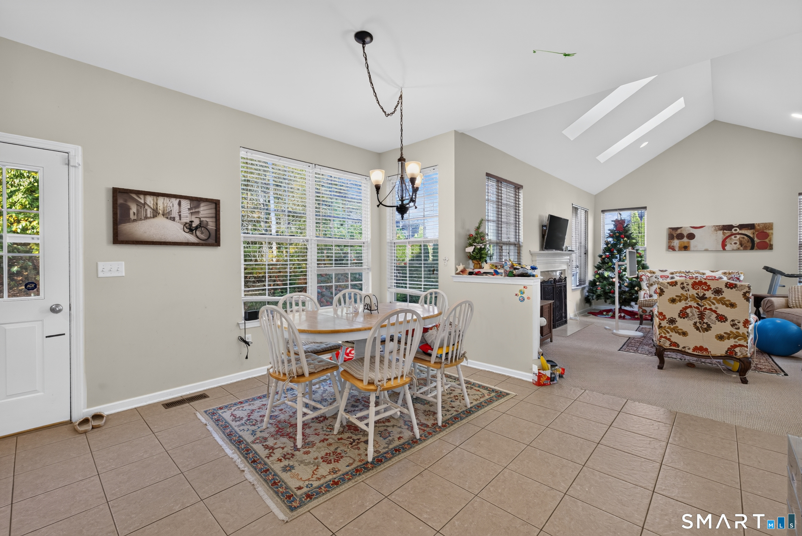 25 Auburn Way Property Photo 8