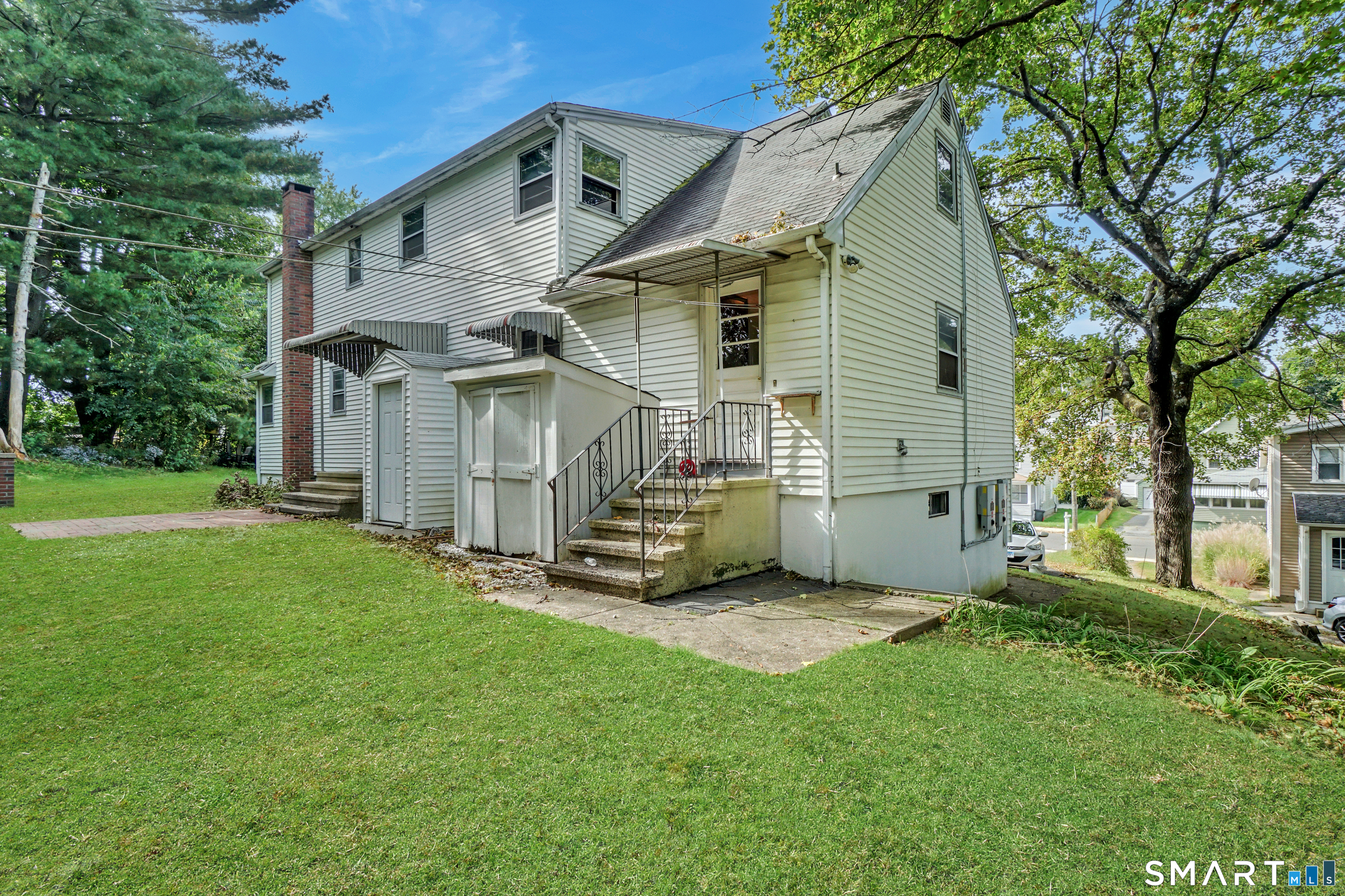 215 Hawkins Street Property Photo 4