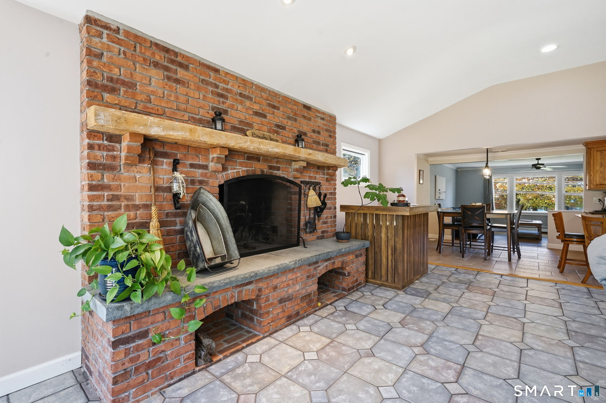 552 Long Hill Avenue Property Photo 18