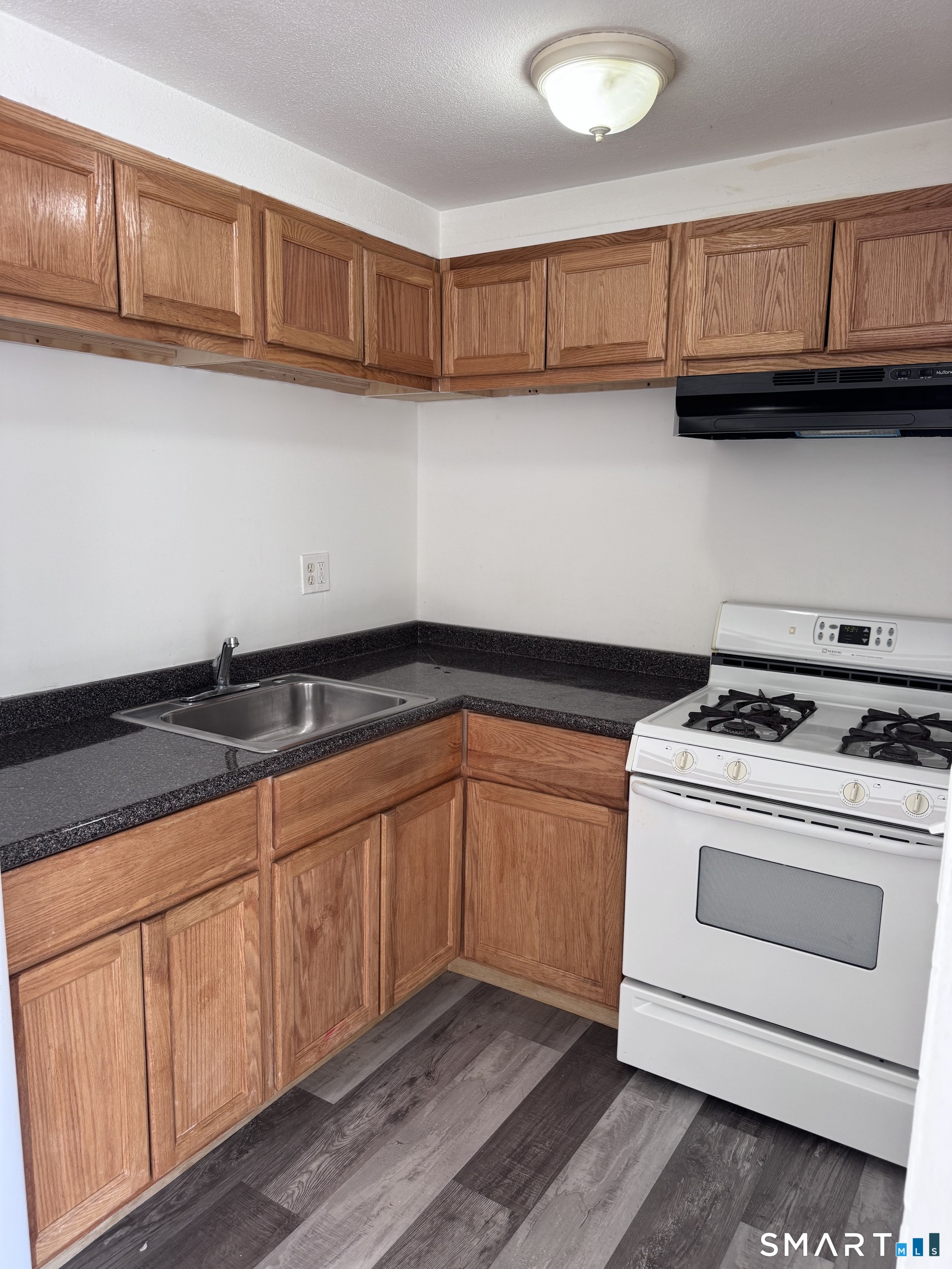 544 Tolland Street Property Photo 2