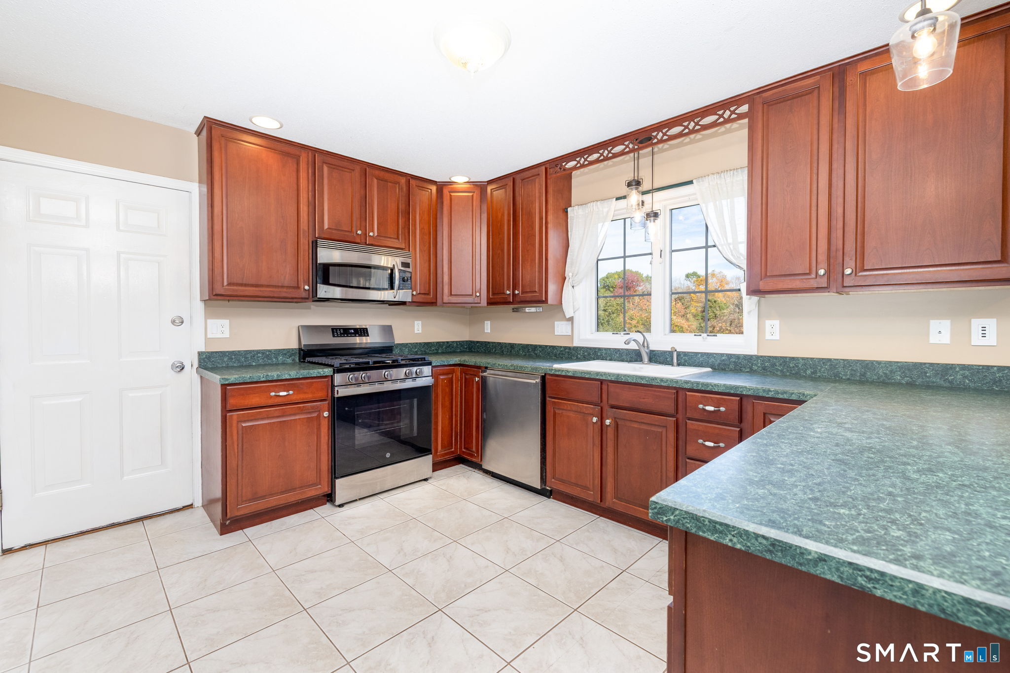 221 New London Road Property Photo 4