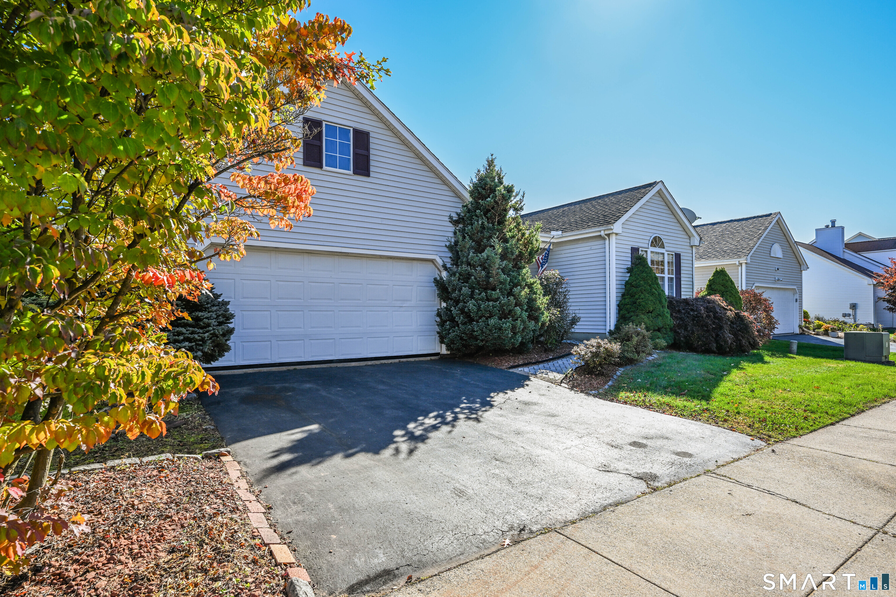 126 Rolling Green Property Photo 4
