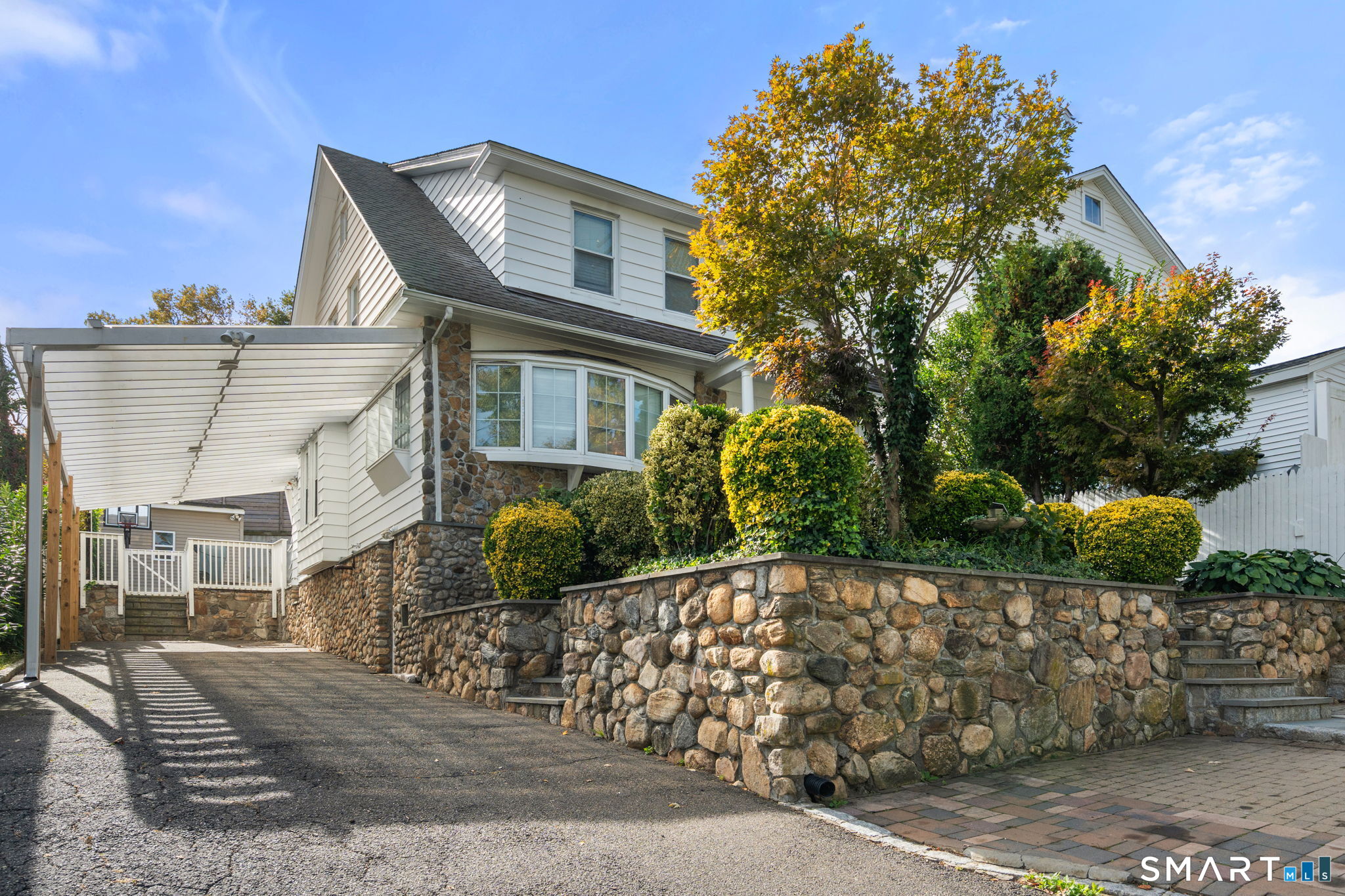 33 New England Avenue Property Photo 4