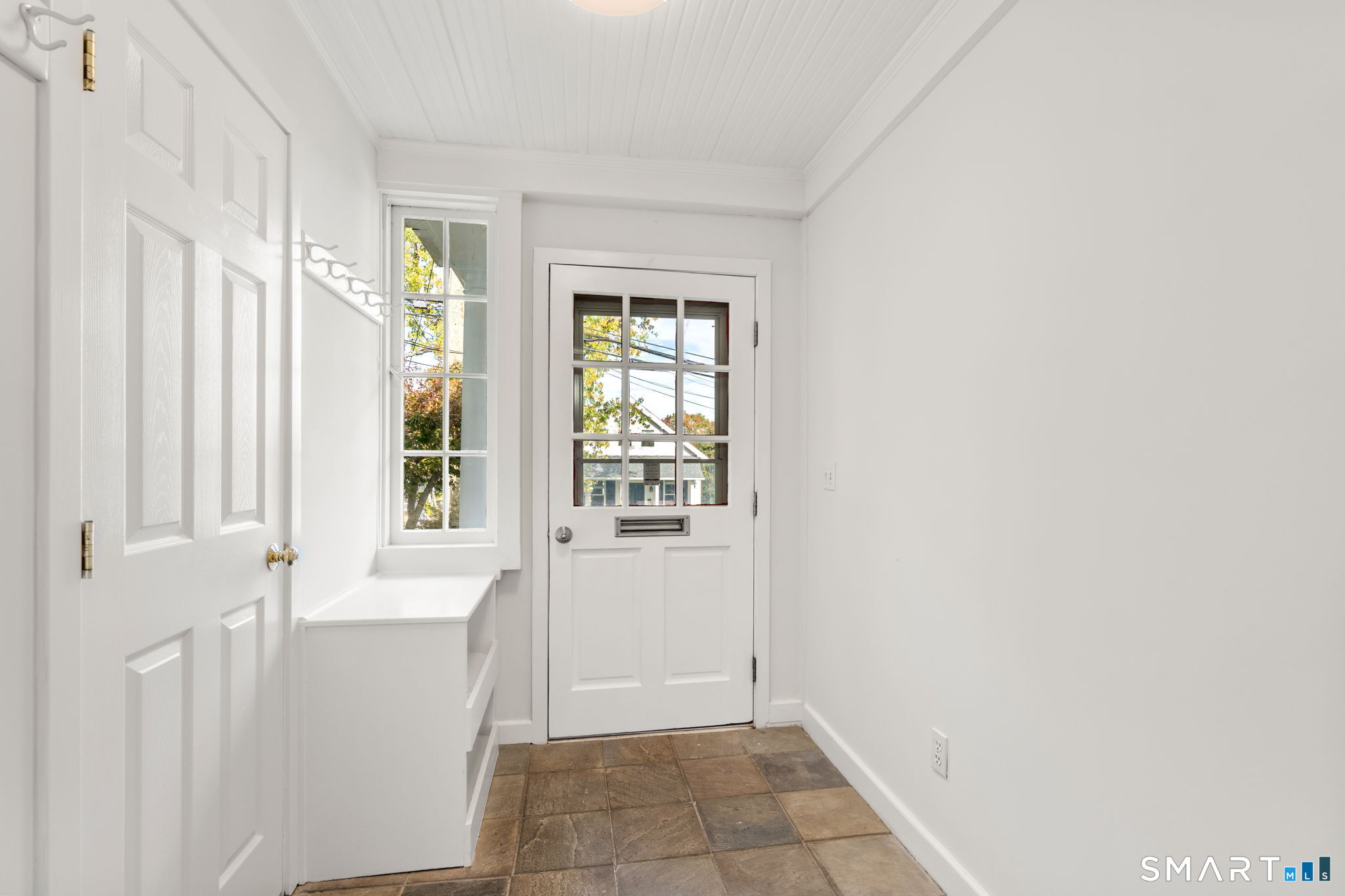 33 New England Avenue Property Photo 6