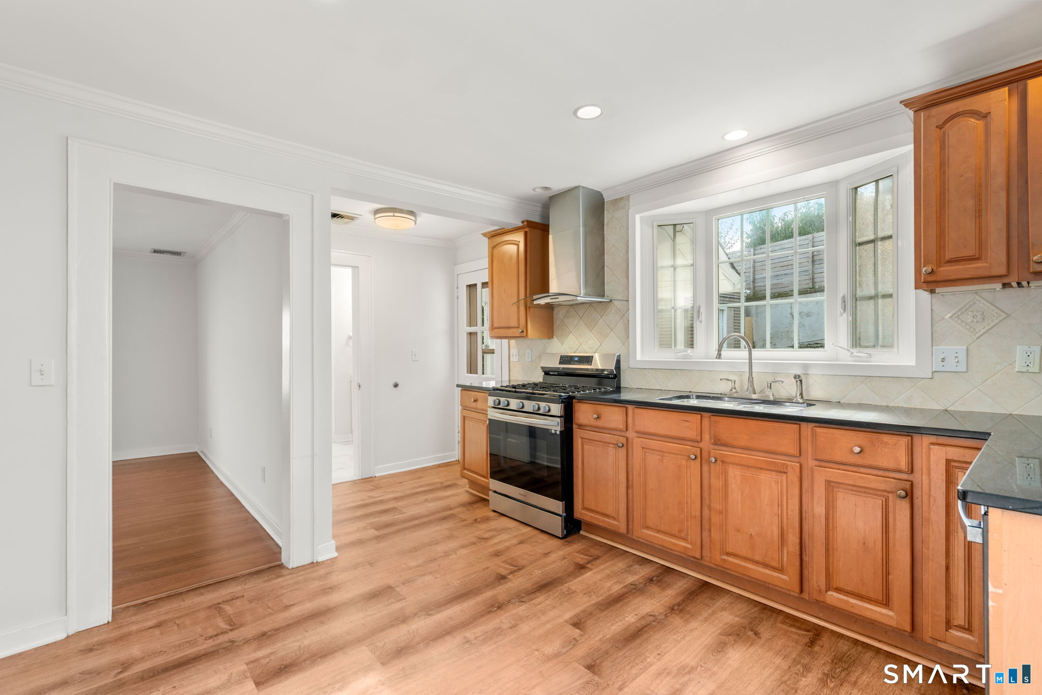 33 New England Avenue Property Photo 16