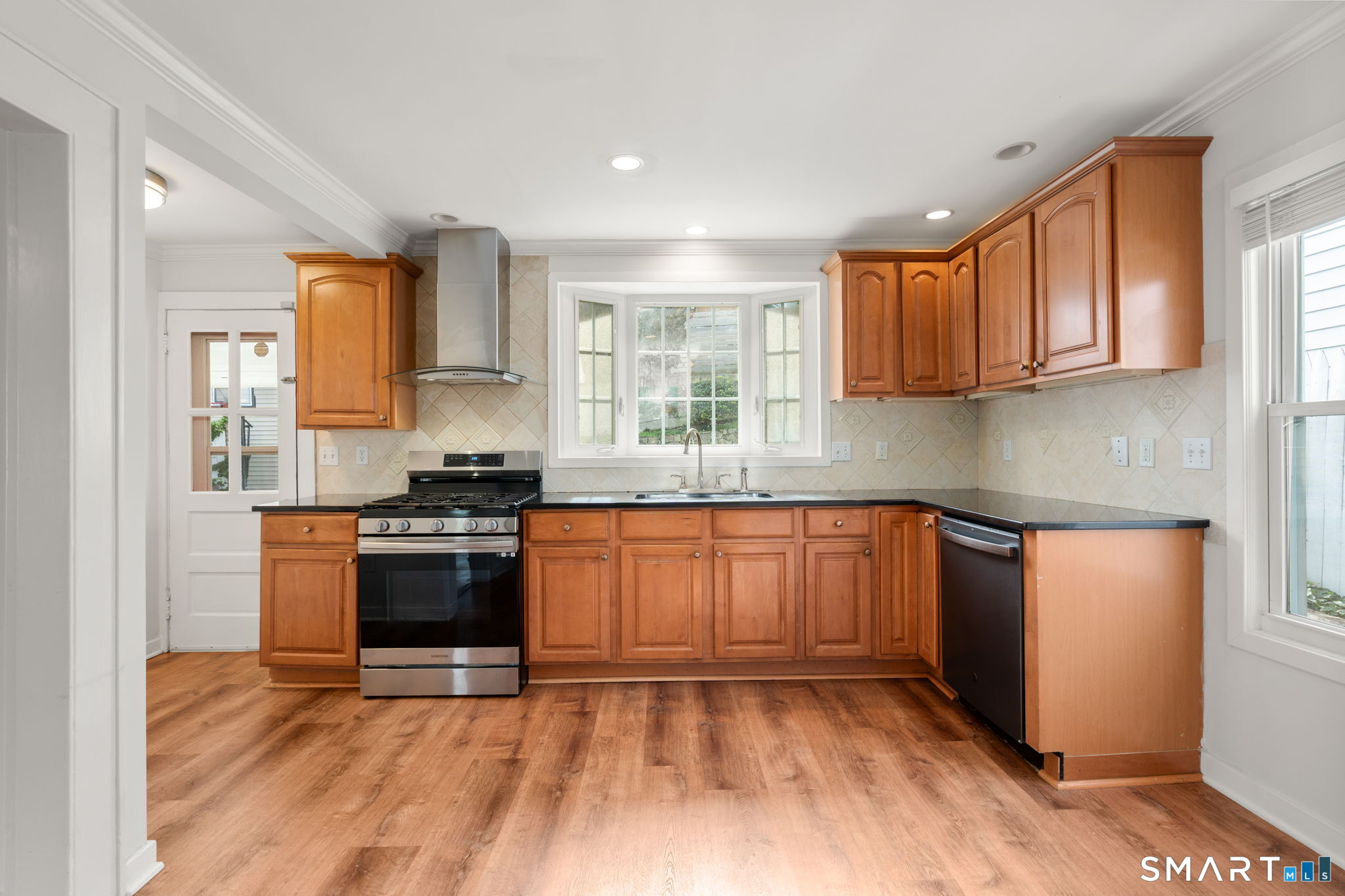 33 New England Avenue Property Photo 17
