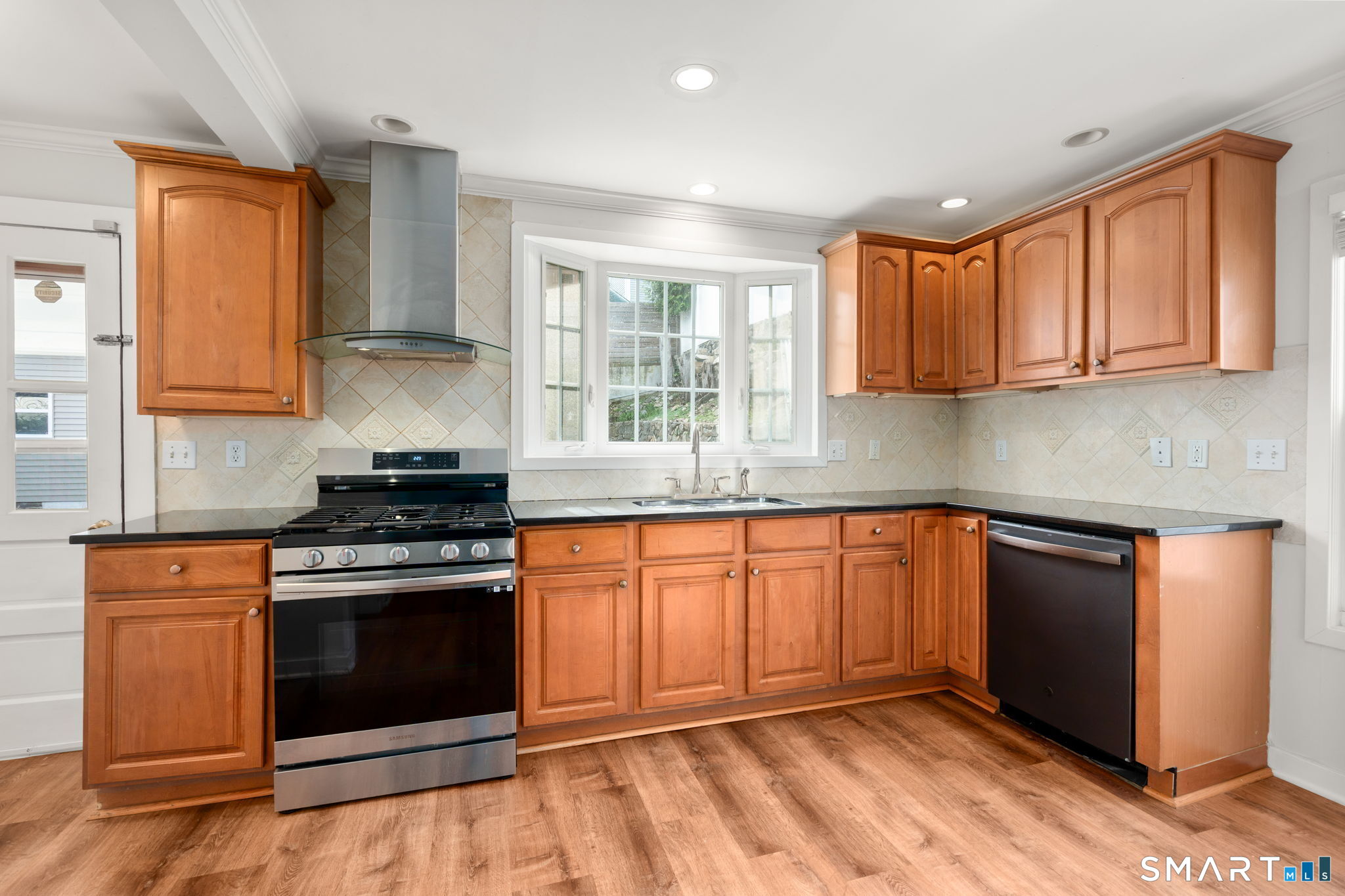 33 New England Avenue Property Photo 18