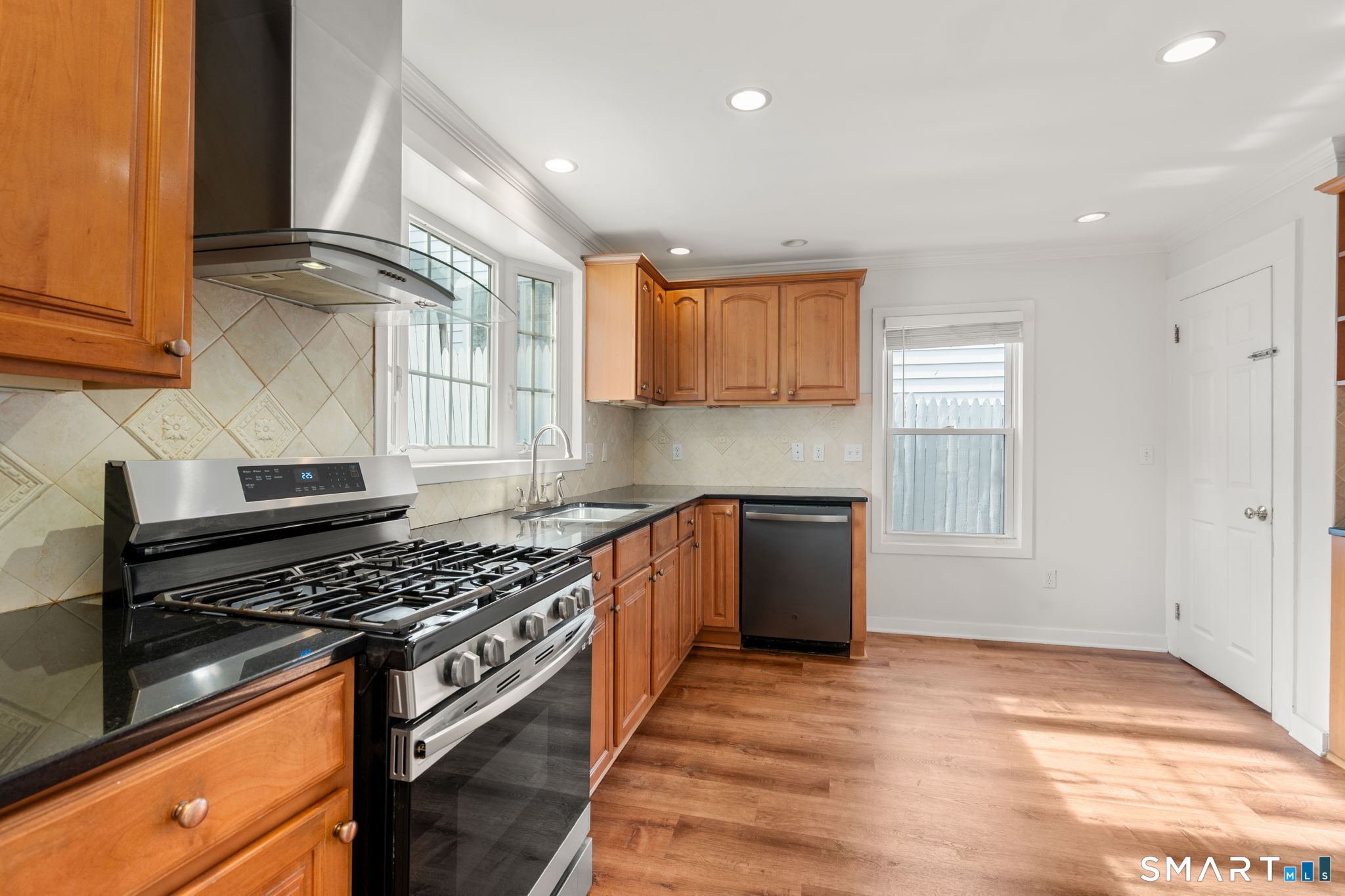 33 New England Avenue Property Photo 20