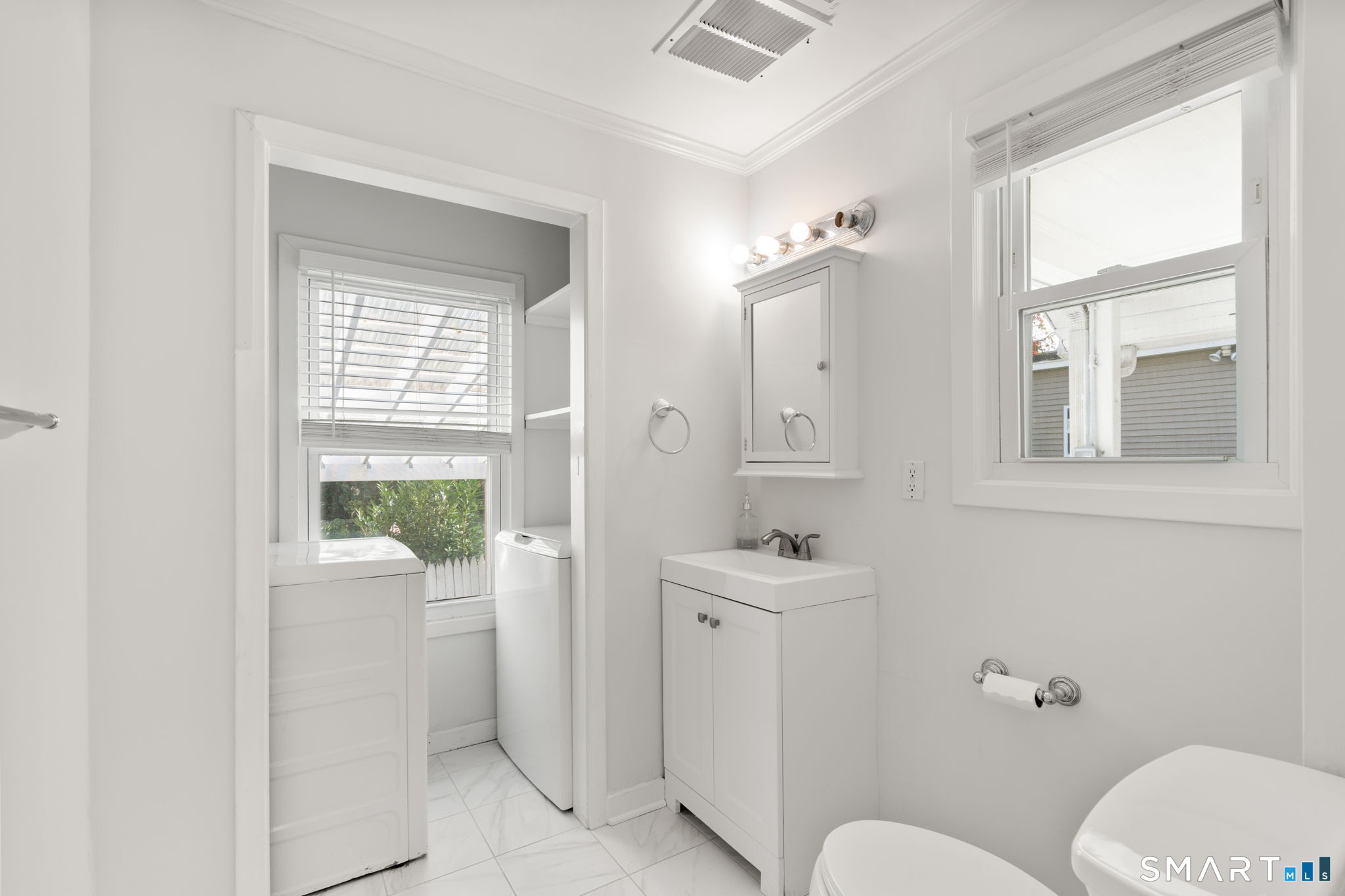 33 New England Avenue Property Photo 22