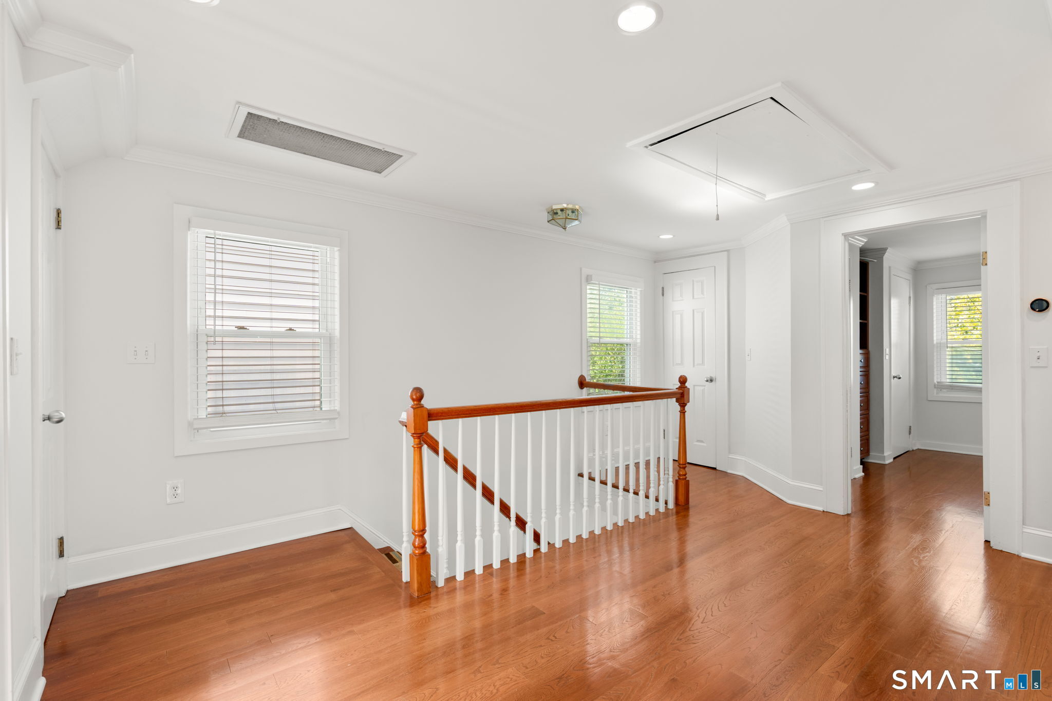33 New England Avenue Property Photo 24