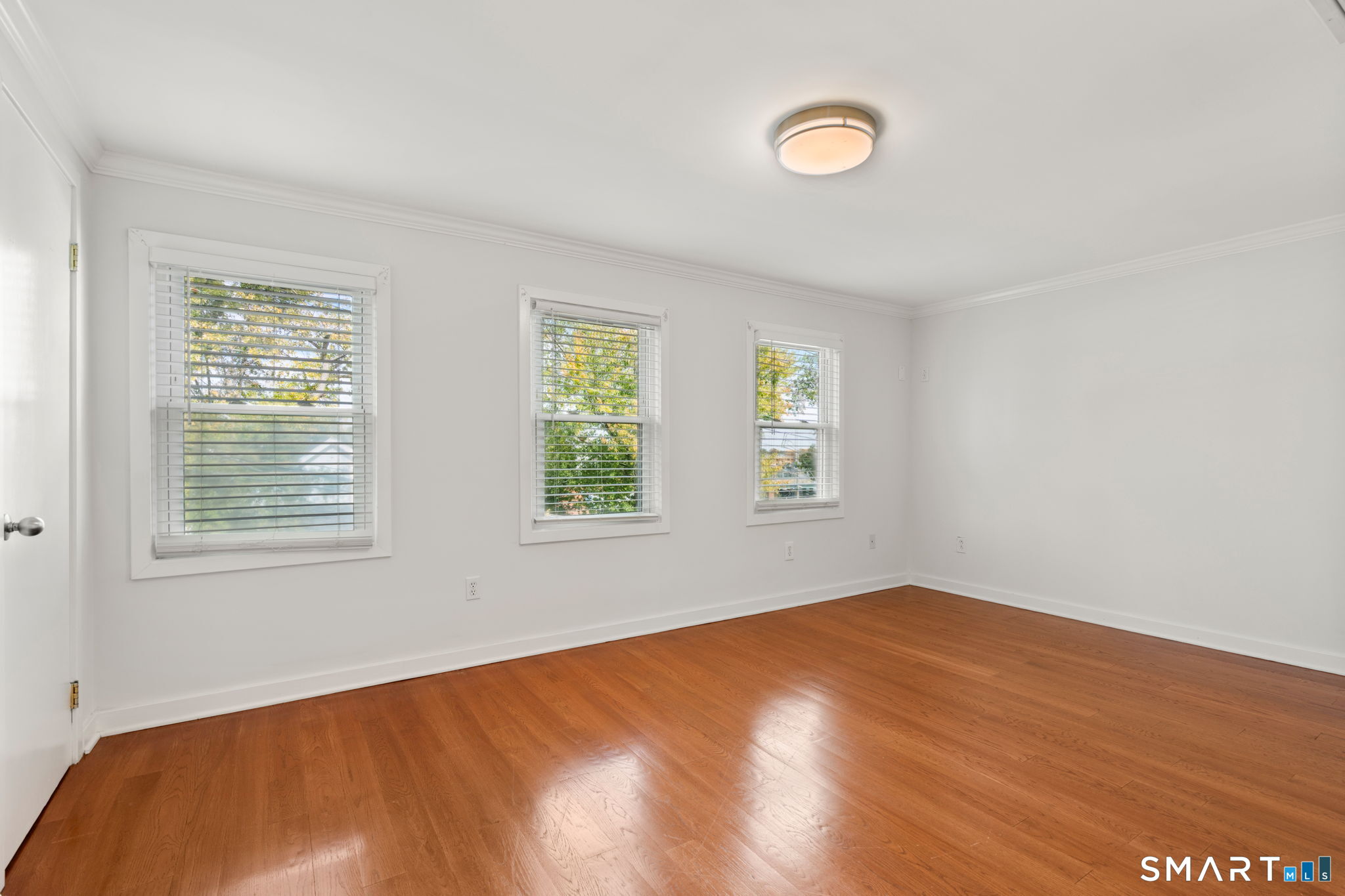 33 New England Avenue Property Photo 27