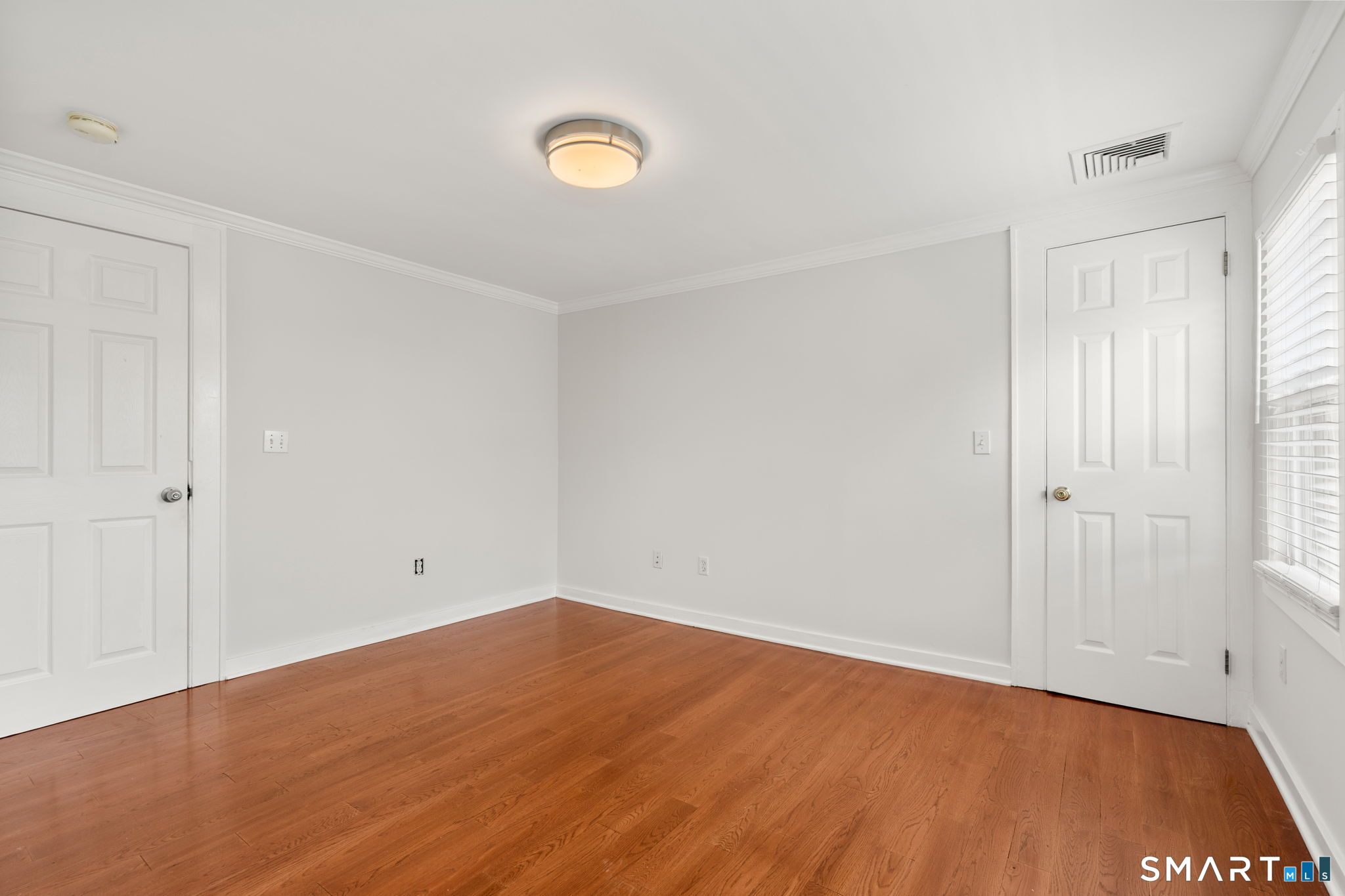 33 New England Avenue Property Photo 28