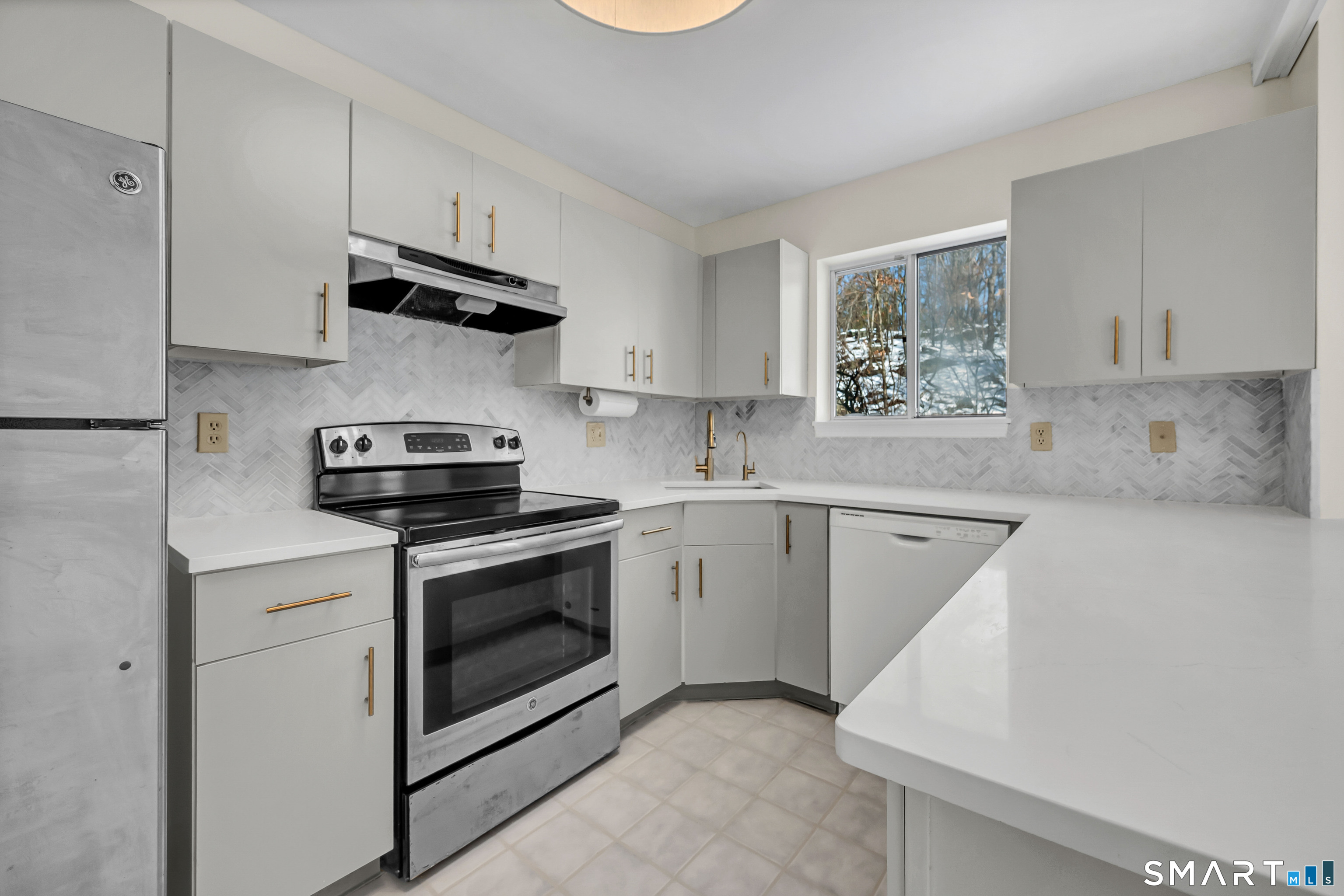 925 Oronoke 14f Road Property Photo 3