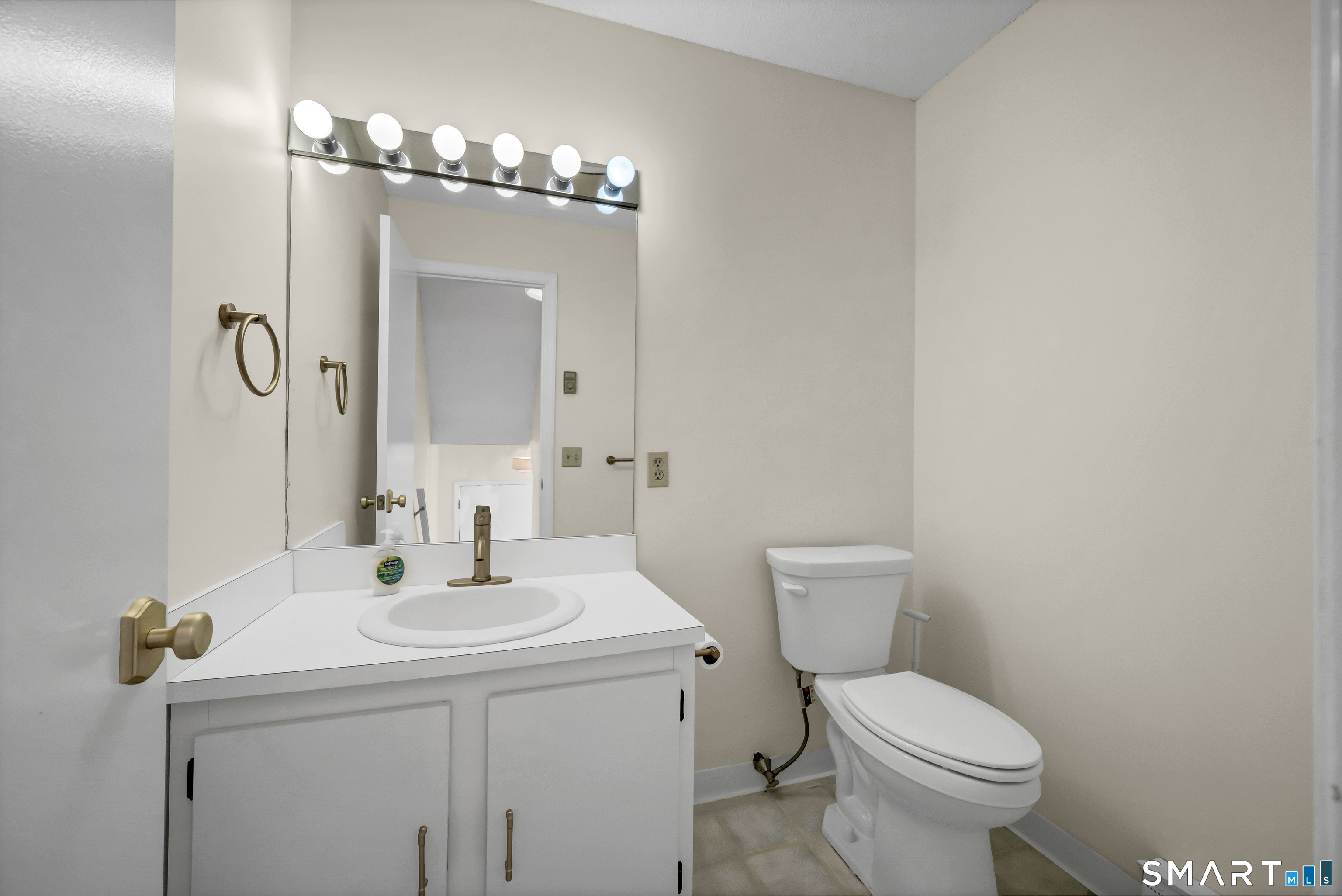 925 Oronoke 14f Road Property Photo 9