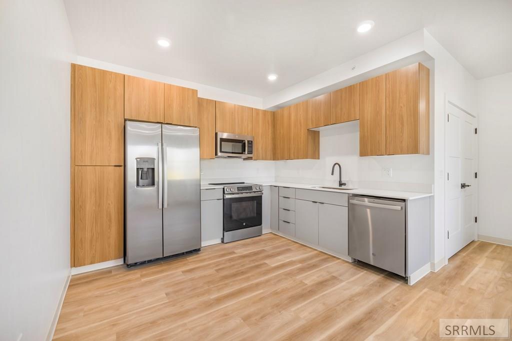 201 E Ross Avenue # D102 Property Photo 3