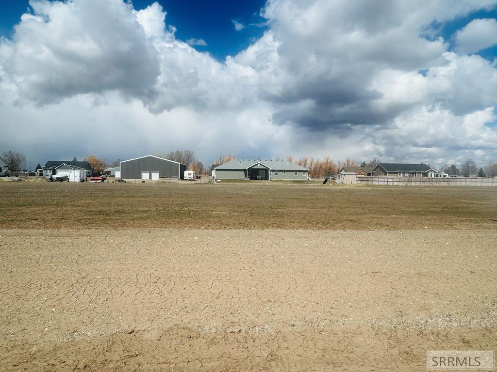 L8 B2 200 E Property Photo 1