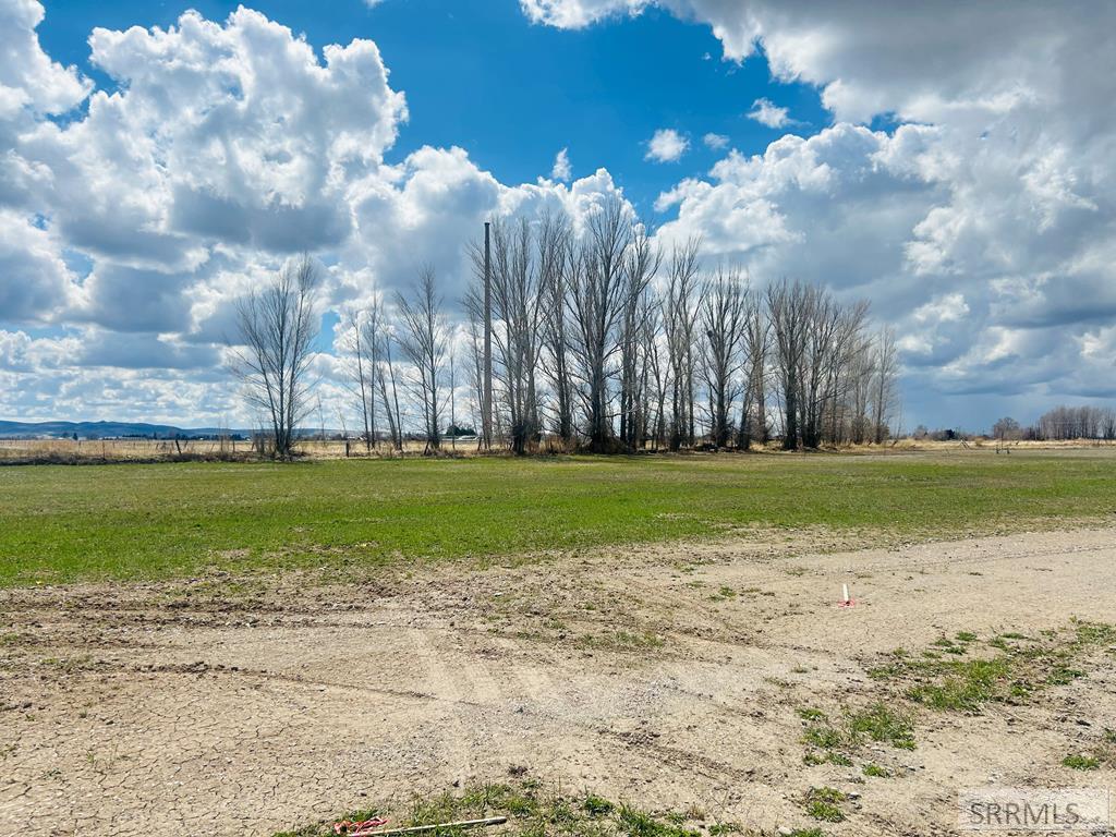 L8 B1 200 E Property Photo 1