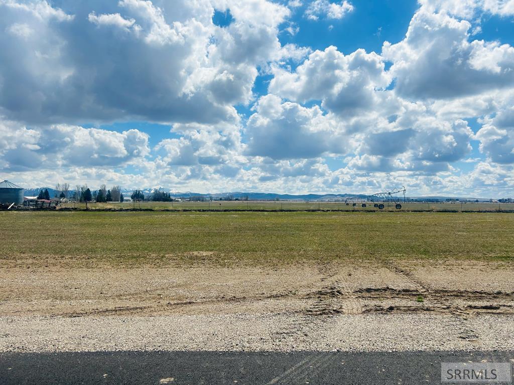 L11 B1 200 E Property Photo 1