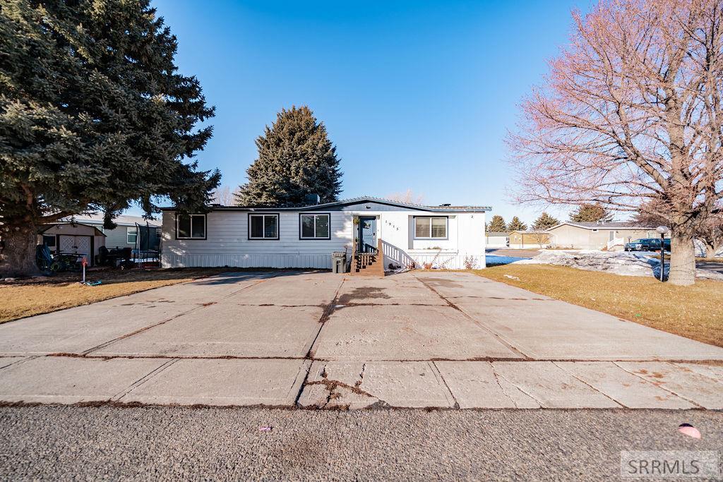 1915 Whispering Pines Drive Property Photo