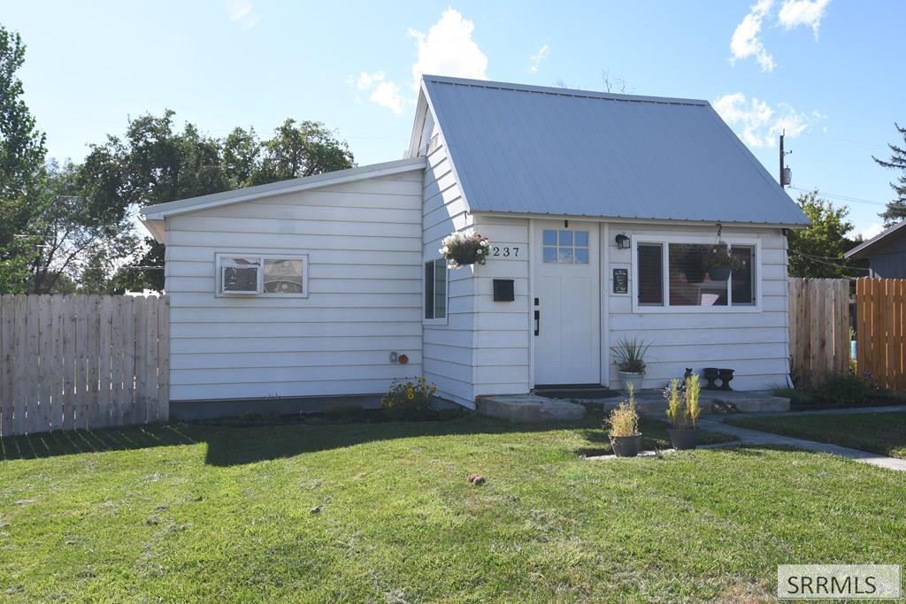 1237 Blaine Avenue Property Photo