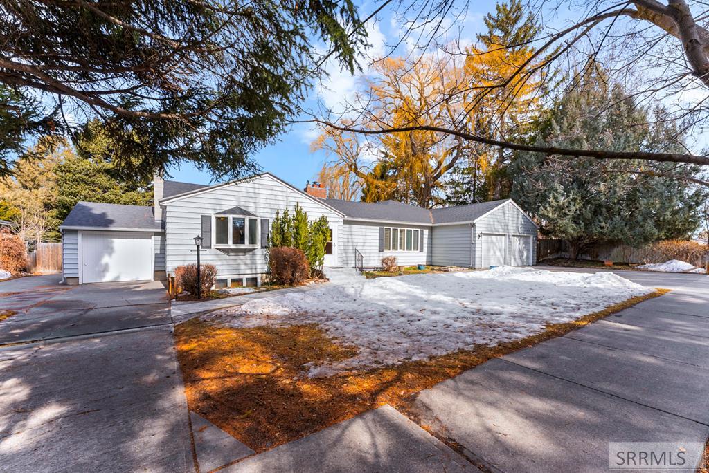 275 E 25th Street Property Photo