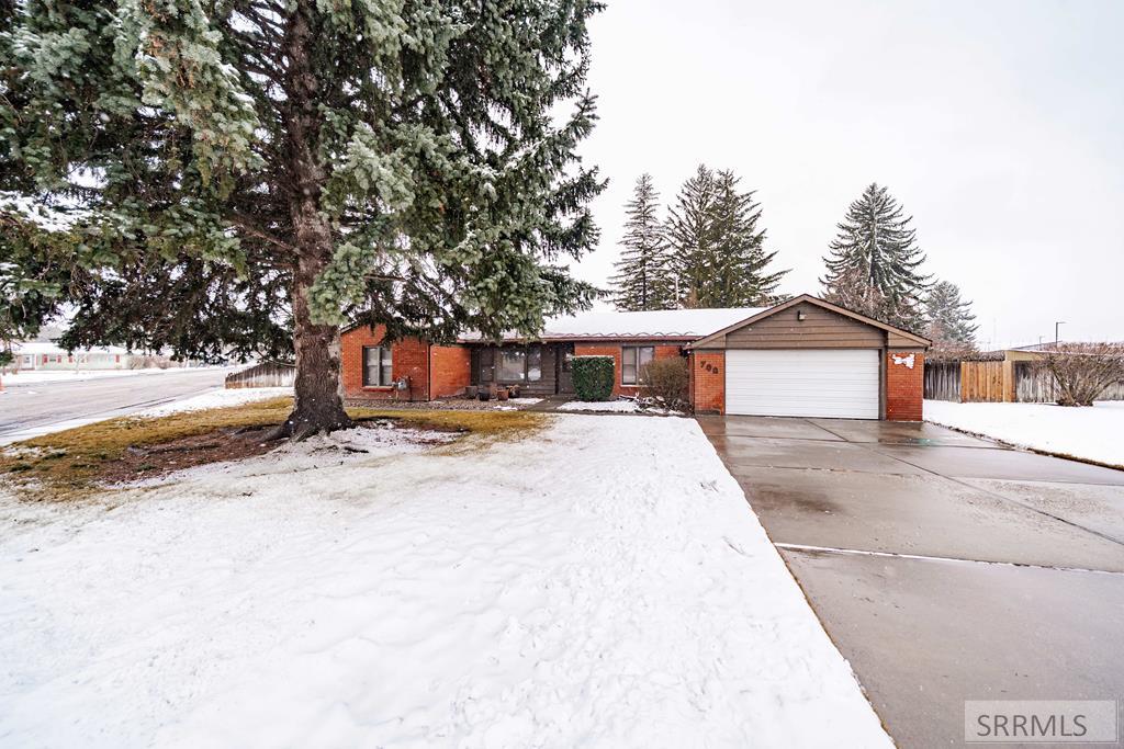 700 Curtis Street Property Photo