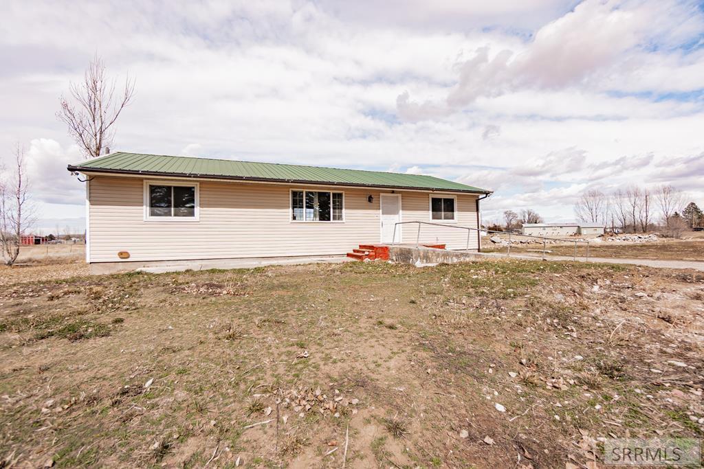 77 4000 E Property Photo