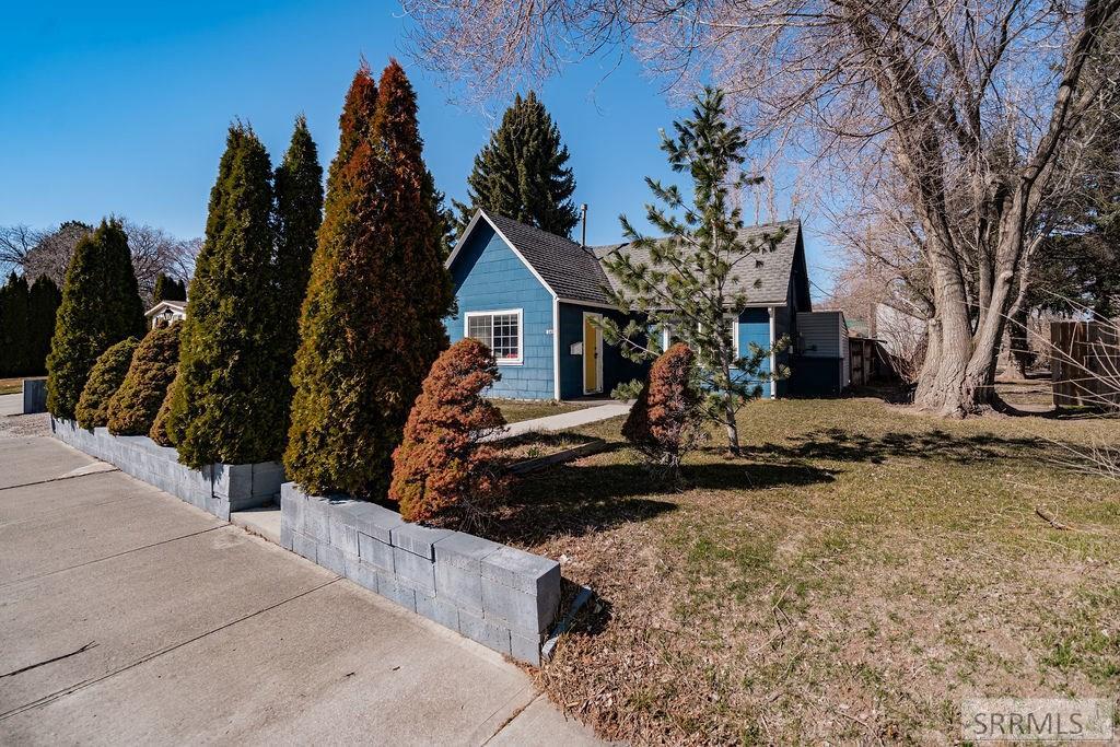 345 E 20th Street Property Photo