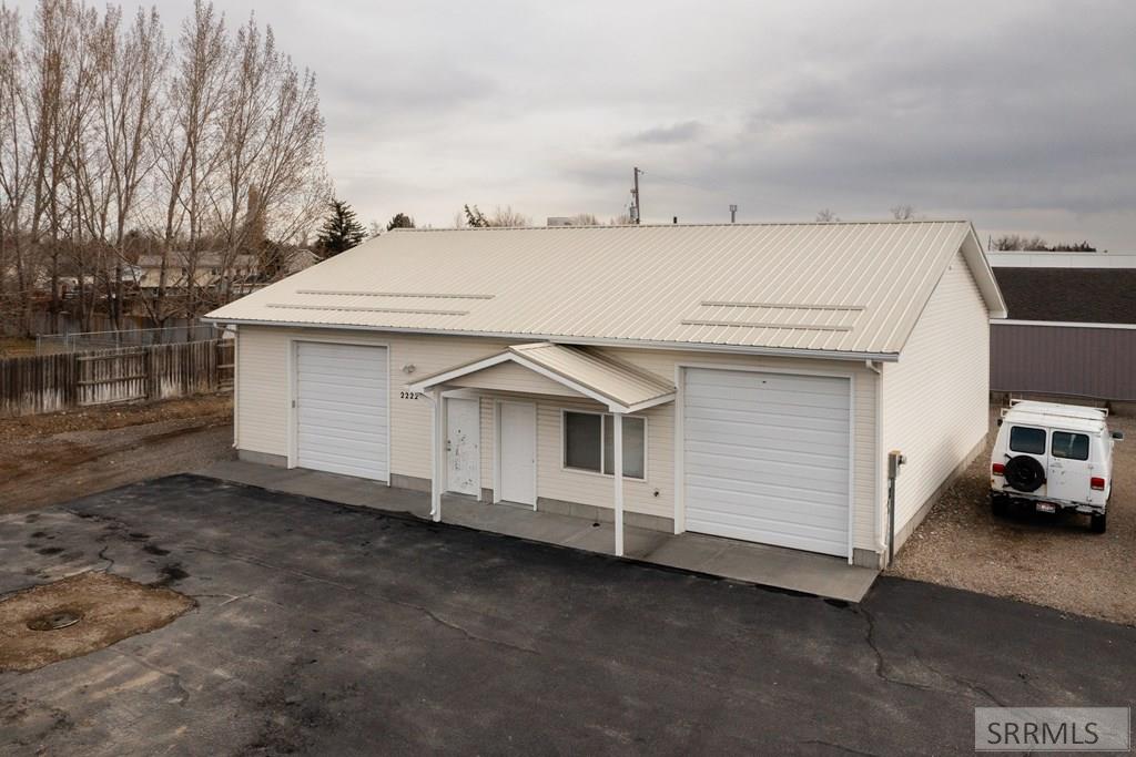 2222 S Grizzly Avenue Property Photo 2
