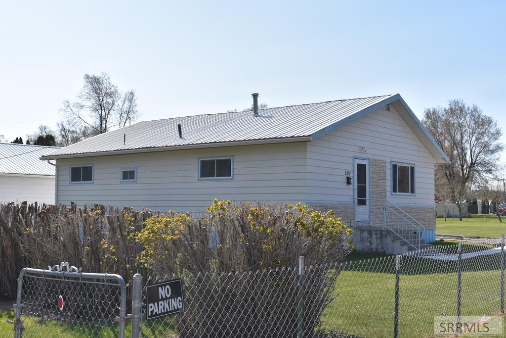207 S 3rd E Property Photo