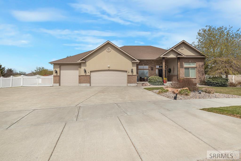 6111 Bay Hill Drive Property Photo